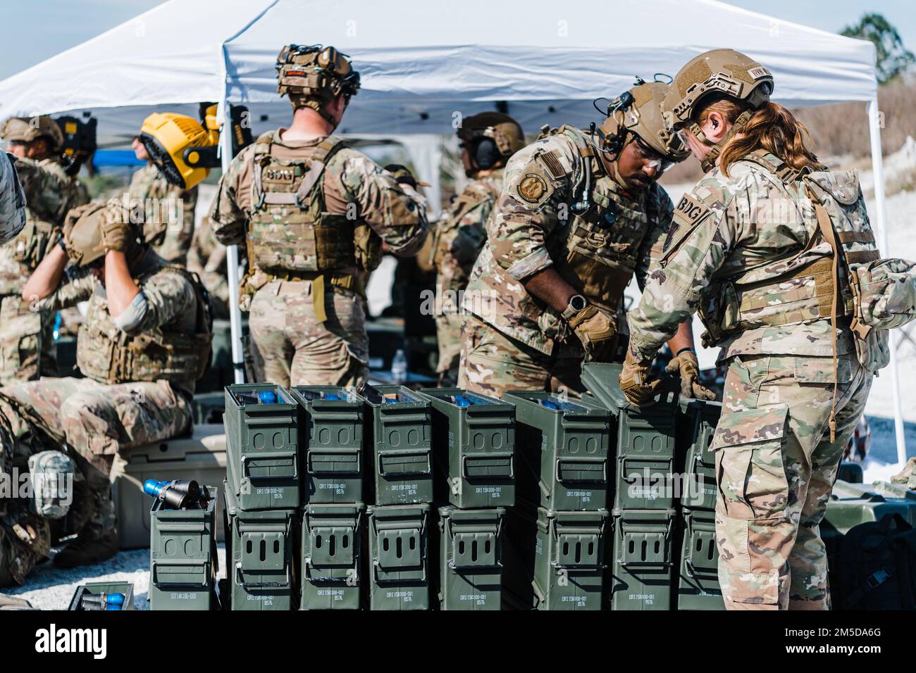 I militari dello squadrone di difesa di base 822 conducono l'addestramento pesante delle armi, centro di addestramento Unito del blanding del campo, Florida, 3 marzo 2022. Gli Airmen si qualificarono su armi pesanti che consentì loro di assumere lo status di forza di risposta immediata. Hanno sparato una varietà di armi tra cui M249, AT4s e M24 per i loro tiratori designati avanzati. Foto Stock