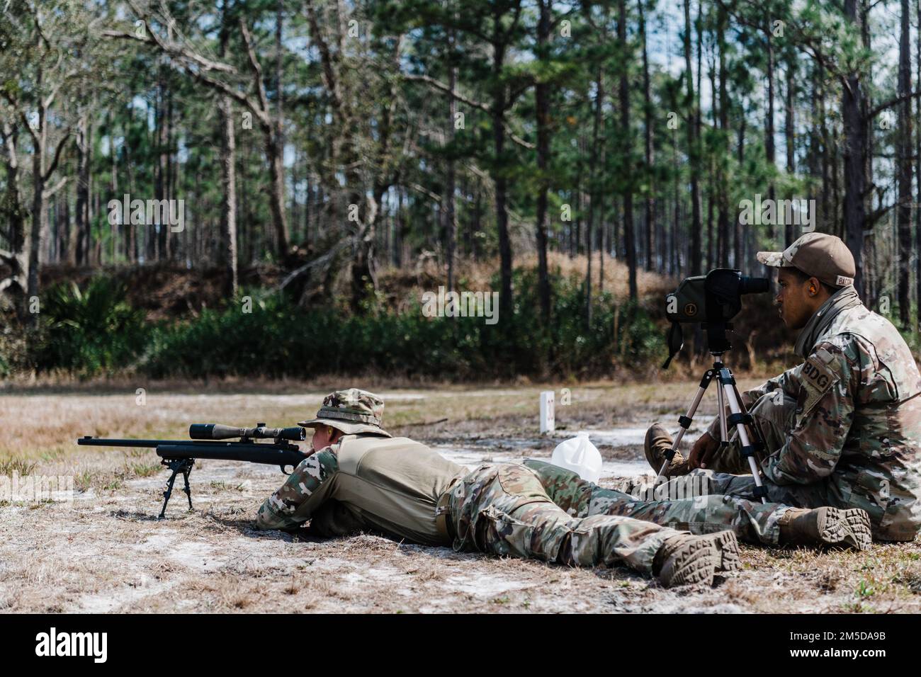 I militari dello squadrone di difesa di base 822 conducono l'addestramento pesante delle armi, centro di addestramento Unito del blanding del campo, Florida, 3 marzo 2022. Gli Airmen si qualificarono su armi pesanti che consentì loro di assumere lo status di forza di risposta immediata. Hanno sparato una varietà di armi tra cui M249, AT4s e M24 per i loro tiratori designati avanzati. Foto Stock