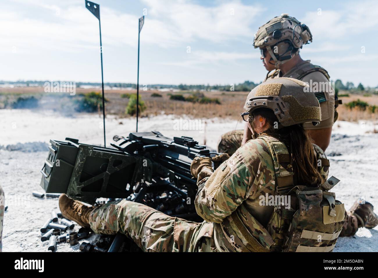 I militari dello squadrone di difesa di base 822 conducono l'addestramento pesante delle armi, centro di addestramento Unito del blanding del campo, Florida, 3 marzo 2022. Gli Airmen si qualificarono su armi pesanti che consentì loro di assumere lo status di forza di risposta immediata. Hanno sparato una varietà di armi tra cui M249, AT4s e M24 per i loro tiratori designati avanzati. Foto Stock