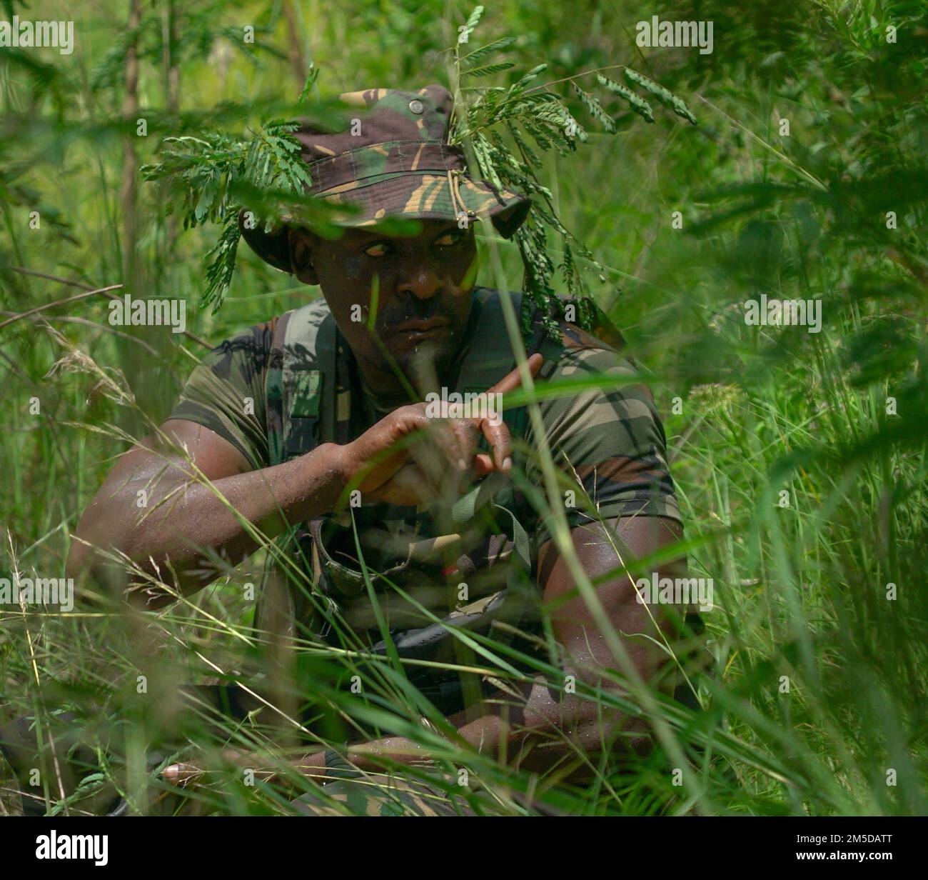 Un militare della forza di difesa popolare della Tanzania (TPDF), Marine Special Forces (MSF) guida altri soldati della MSF in tattiche unitarie di piccole dimensioni con gli Stati Uniti Esercito Verde Beret assegnato a 3rd Gruppo di forze speciali durante un Joint Combined Exchange Training (JCET) a Dar es Salaam, Tanzania 3 marzo 2022. Le squadre si sono concentrate sull'affinare le abilità di base come l'abilità di marketing di base, le tattiche delle piccole unità e la pianificazione delle missioni. (Foto di U.S. Andrew Fox, membro del personale dell'aeronautica militare) Foto Stock