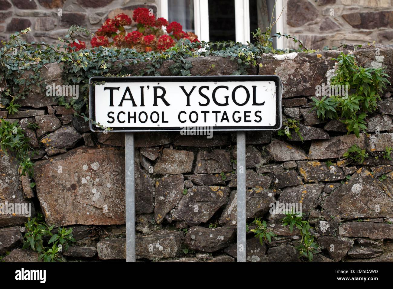 Cartello stradale in lingua gallese a Llandwrag, Galles del Nord, Regno Unito. Isgol. Tai'r Case scolastiche. Foto Stock