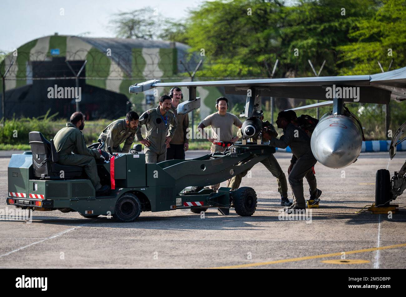 I militari degli Stati Uniti e del Pakistan Air Forces lavorano insieme per condurre una svolta di combattimento integrata, il 3 marzo 2022, come parte di Falcon Talon 2022. Le TIC stanno rearmando e rifornendo rapidamente gli aeromobili con motori ancora in funzione, riducendo i tempi di messa a terra per riprendere rapidamente le operazioni aeree. L'operazione Agile Combat Employment, tenutasi dal 28 febbraio al 4 marzo 2022, è il primo evento bilaterale di formazione tra i due Paesi dal 2019. Foto Stock