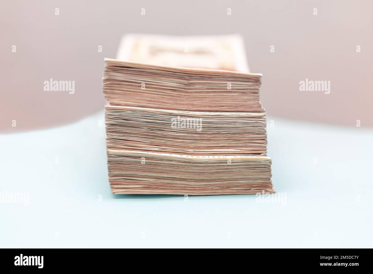 Soldi nel pacchetto . Pila di carta moneta Foto Stock