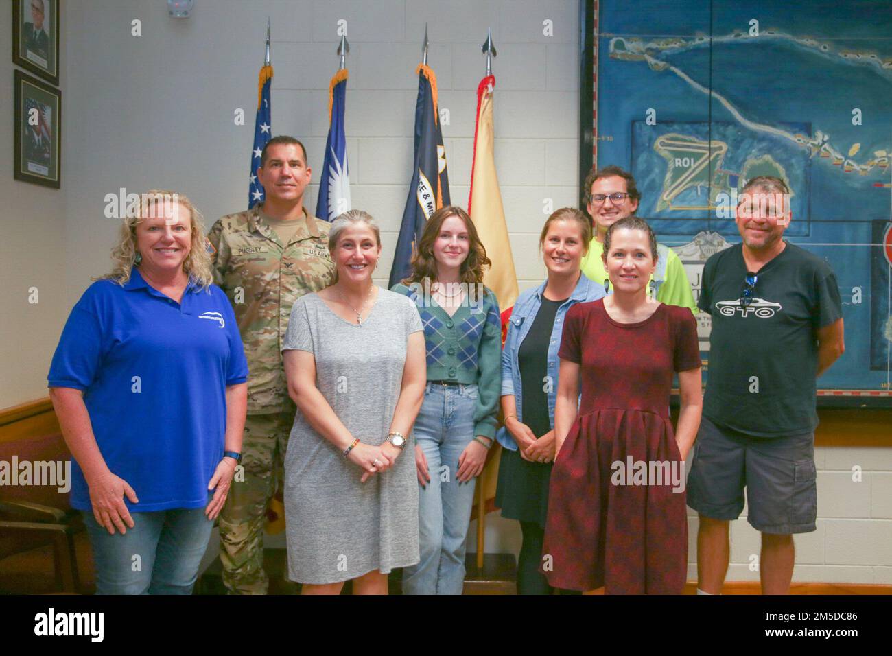 STATI UNITI Tom Pugsley, comandante dell'Atollo dell'esercito Garrison-Kwajalein, ha concesso l'approvazione per un progetto Girl Scout Gold Award per affrontare la salute mentale attraverso i laboratori artistici della comunità, il 3 marzo 2022, a seguito di un briefing da parte di Kwajalein residente Kendal Warren presso la sede del comando USAG-KA. Da sinistra: Carla Warren, genitore e leader emerito della truppa scout Girl; Colon. Tom Pugsley; Jane Christy, insegnante d'arte e consulente di progetto Kwajalein School System; Kendal Warren; Mary Beth Dawicki, psicologo del programma di assistenza ai dipendenti; David Sholar, Nan Construction, Inc.; Christy Johnson, presidente della Kwajalein Art Guild; Foto Stock