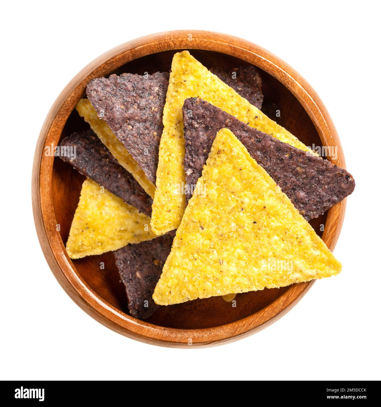 Tortilla in ciotola di legno gialla e blu. Snack a base di tortillas di mais tagliate a spicchi a forma di triangolo, fritte in profondità e leggermente salate. Foto Stock