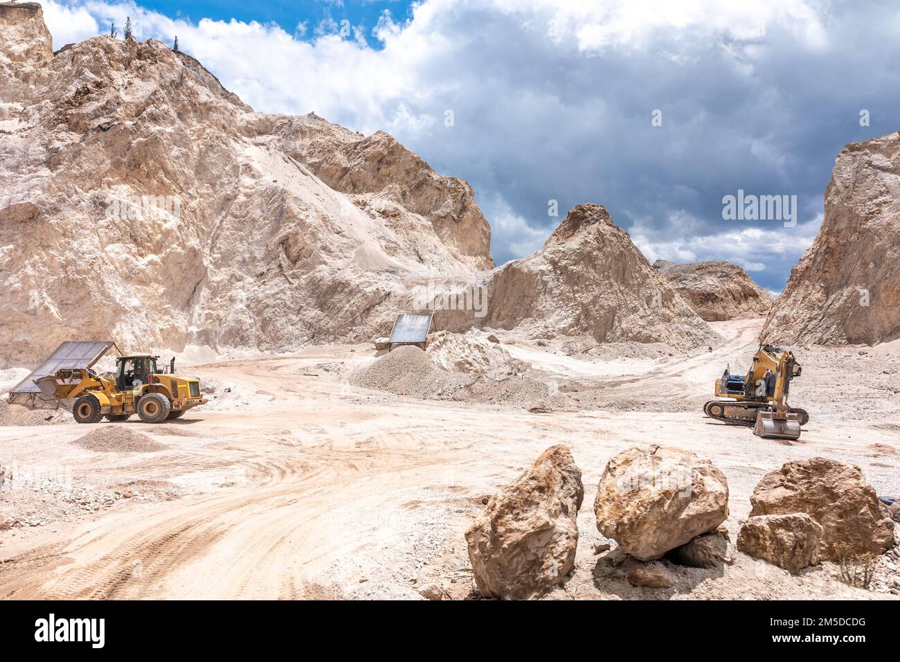 cava per l'estrazione di sabbia, ghiaia e pietra Foto stock - Alamy