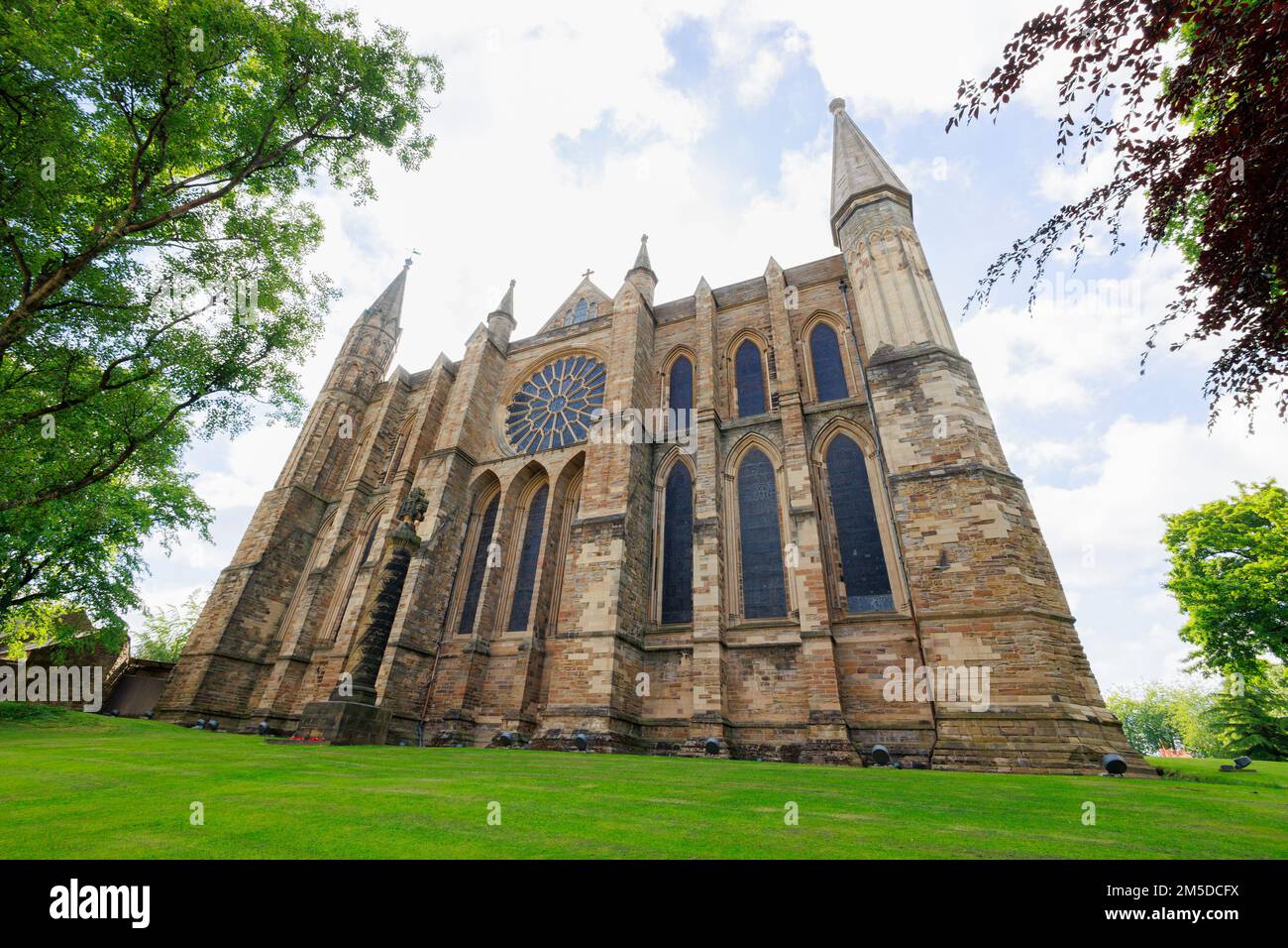 Durham Inghilterra: 2022-06-07: Esterno della Cattedrale di Durham durante il giorno estivo soleggiato. Torrette con vista ad ampio angolo e vetrate colorate Foto Stock