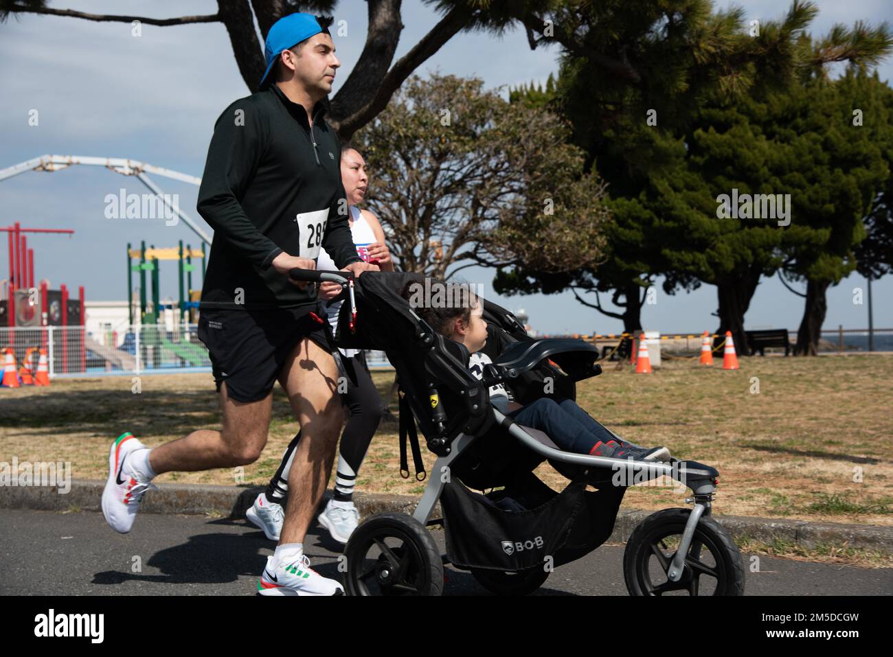 YOKOSUKA, Giappone (marzo 4. 20, 2022) — circa 100 Comandante, Fleet Activities Yokosuka (CFAY) membri della comunità hanno partecipato alla corsa del Fondo di servizio attivo 5K 4 marzo 2022. Ospitato dalla Navy-Marine Corps Relief Society (NMCRS), l'evento si è svolto per sensibilizzare i navigatori e i Marines sulla gamma di programmi e servizi disponibili per i marinai attivi e i Marines, nonché per sostenere i programmi e i servizi offerti da NMCRS, come il sostegno finanziario o la consulenza. Per 75 anni, CFAY ha fornito, mantenuto e gestito strutture e servizi di base a supporto dell'implementazione della flotta degli Stati Uniti 7th Foto Stock