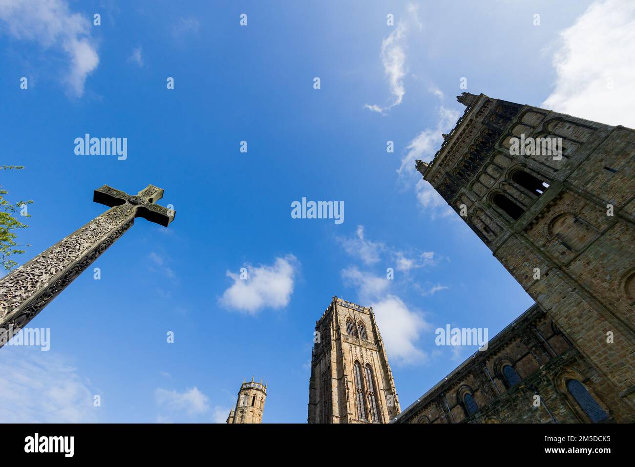 Durham Inghilterra: 2022-06-07: Esterno della Cattedrale di Durham durante il giorno estivo soleggiato. Torrette con vista ad ampio angolo e vetrate colorate Foto Stock