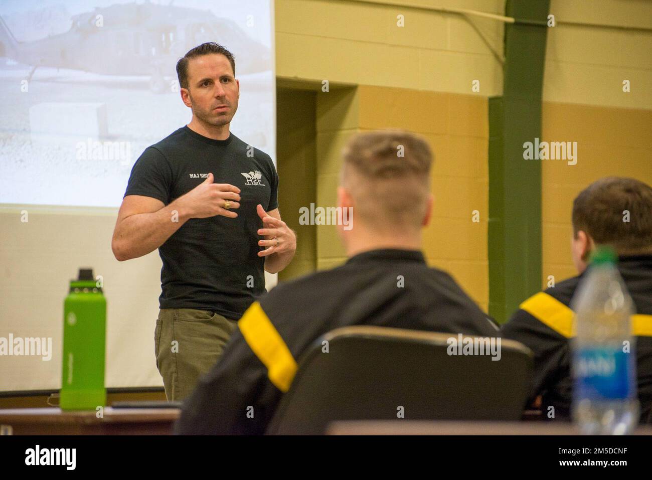 Soldati provenienti da tutta la Guardia Nazionale del Minnesota stanno partecipando ad un corso completo di Fitness Soldier. Il corso fa parte dell'iniziativa Holistic Health and Fitness (H2F) che abbraccia la forza della Guardia Nazionale nel suo insieme e cerca di dare ai soldati le risorse necessarie per diventare il più fisicamente, mentalmente e spiritualmente adatto Soldato che possono essere. Durante tutta la settimana, i soldati parteciperanno a corsi riguardanti nutrizione, fitness e allenamento fisico, comunicazione, sonno e molto altro. Il corso è progettato per aiutare le truppe a capire come fare buone scelte mentre giocolano Foto Stock