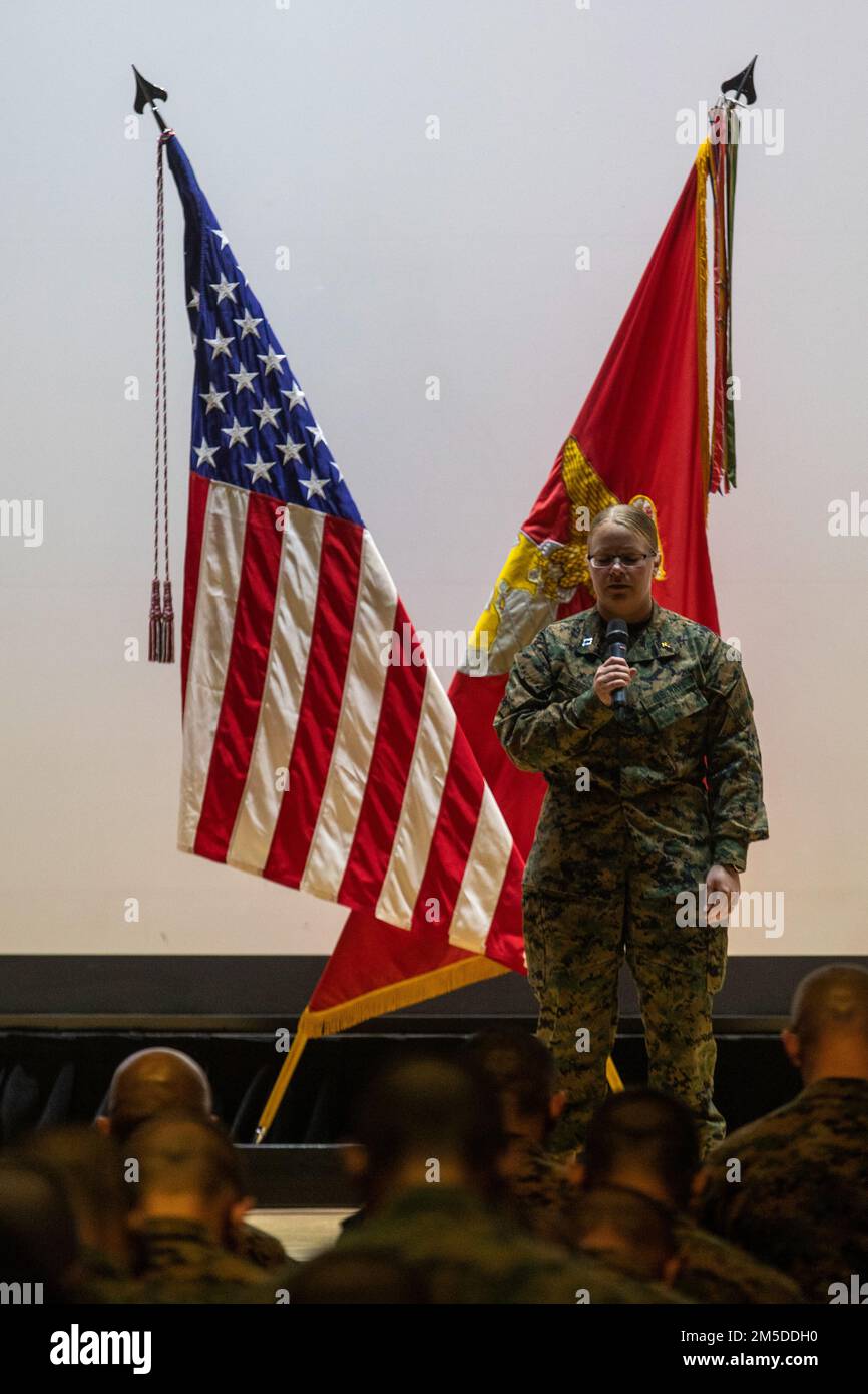 STATI UNITI Navy L.T Amy C. Ruhf, Bravo Company, 1st reclutamento addestramento battaglione, consegna la preghiera di apertura al corpo dei Marine Recruit Depot San Diego, 4 marzo 2022. Ogni unità del corpo Marino ha un Chaplin che assiste negli sviluppi spirituali dei Marini. Foto Stock