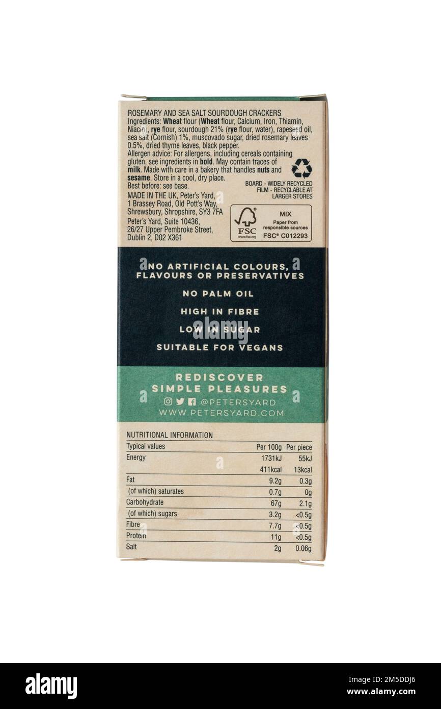 Ingredienti e informazioni nutrizionali su scatola di Peter's Yard Rosemary & Sea Salt Sourdough Crackers isolato su sfondo bianco Foto Stock