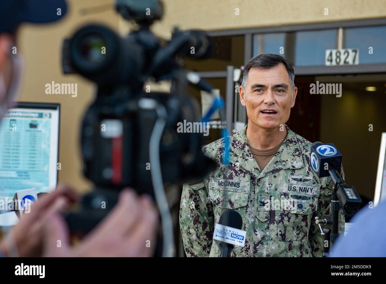 220304-N-ML137-1022 BASE COMUNE PEARL HARBOR-HICKAM, Hawaii (4 marzo 2022) Capt. Michael McGinnis, Stati Uniti Pacific Fleet Surgeon, fornisce commenti durante un coinvolgimento dei media. Gli Stati Uniti Navy sta lavorando a stretto contatto con il Dipartimento della Salute delle Hawaii, Stati Uniti Environmental Protection Agency e gli Stati Uniti Esercito per ripristinare l'acqua potabile sicura alle comunità abitative di Joint base Pearl Harbor-Hickam attraverso il campionamento e il lavaggio, e il recupero del pozzo di Red Hill. Per informazioni dettagliate, visitare il sito Web www.navy.mil/jointbasewater. Foto Stock