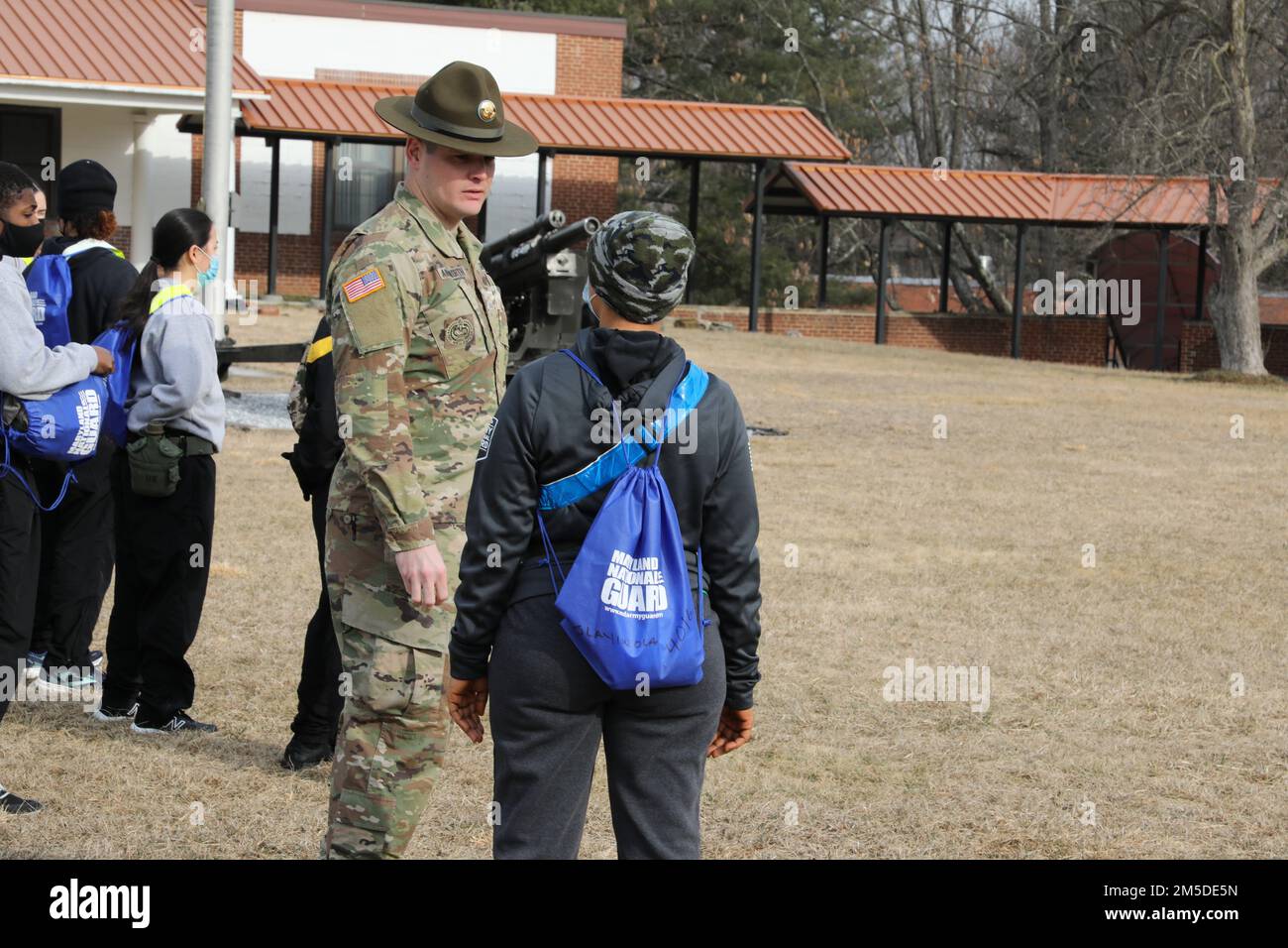 Gareth Ainsworth, un sergente di perforazione assegnato al Battaglione di reclutamento e mantenimento della Guardia Nazionale dell'Esercito Maryland, parla con un soldato del programma di supporto alla reclutamento assegnato allo stesso battaglione durante il fine settimana di perforazione presso la Camp Fretterd Military Reservation a Reisterstown, Maryland, il 5 marzo 2022. I fine settimana di esercitazione RSP servono come introduzione allo stile di vita militare che aiuta i soldati mentalmente, fisicamente ed emotivamente a prepararsi per i rigori dell'addestramento di combattimento di base. Foto Stock