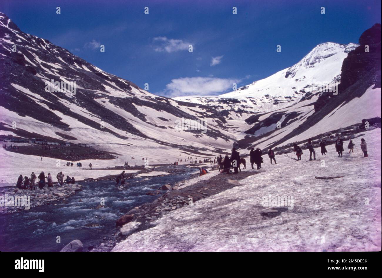 Manali è una località turistica ad alta quota dell'Himalaya, nello stato settentrionale dell'Himachal Pradesh. Ha una reputazione come centro di backpacking e destinazione di luna di miele. Situato sul fiume Beas, è un punto di accesso per sciare nella Valle di Solang e fare trekking nella Valle di Parvati. È anche un punto di partenza per il parapendio, il rafting e l'alpinismo sulle montagne del PIR Panjal, sede del Passo Rohtang alto 4.000m metri. Foto Stock