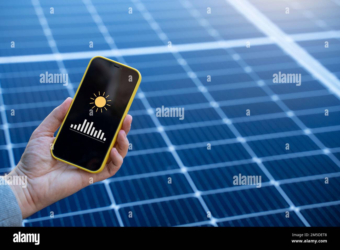 Concetto di risparmio energetico con lampadina e pannelli solari Foto Stock