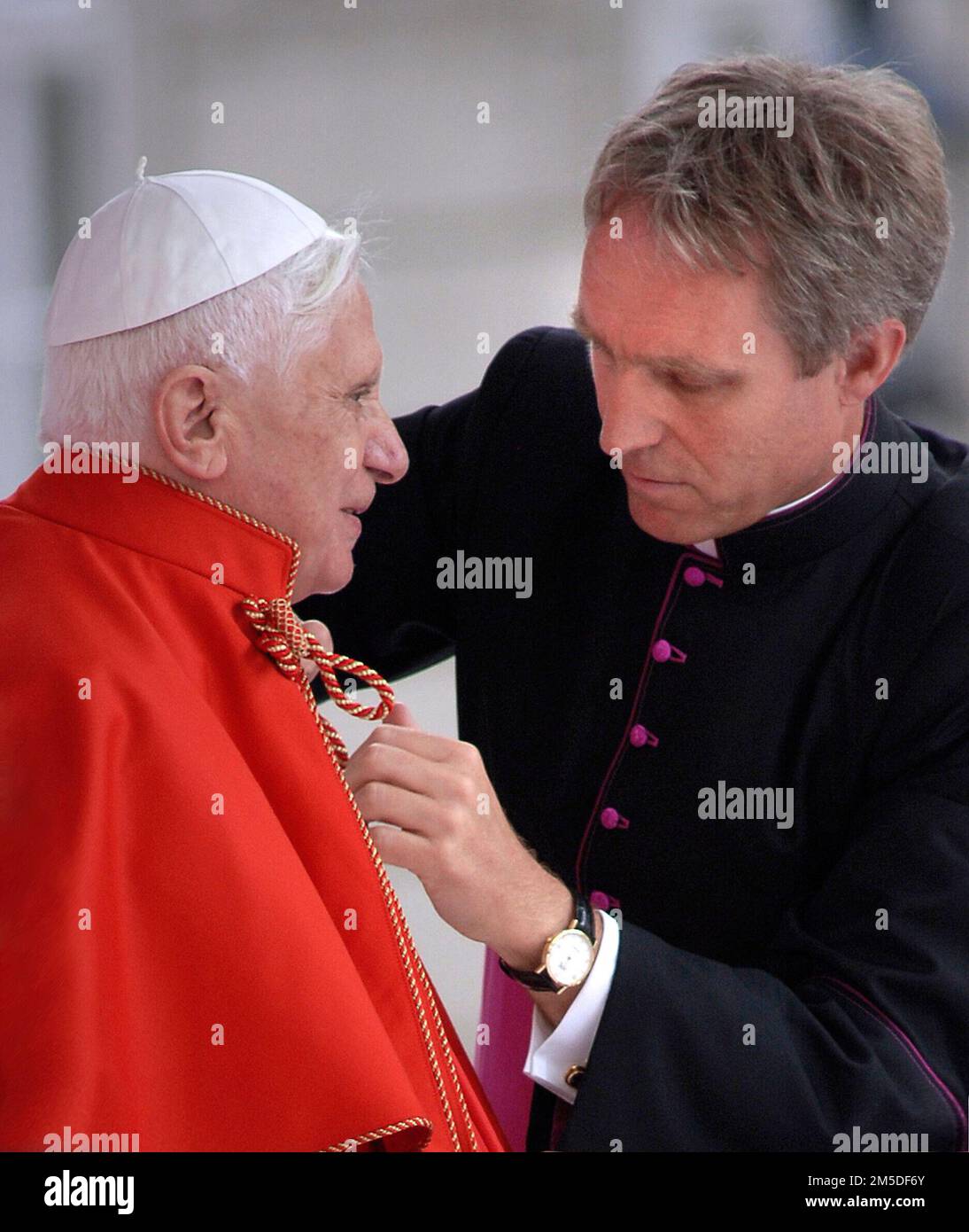 Stato della Città del Vaticano, Vatikanstadt. 28th Dec, 2022. Papa Emerito Benedetto XVI e Monsignor Georg Gaenswein Credit: dpa/Alamy Live News Foto Stock