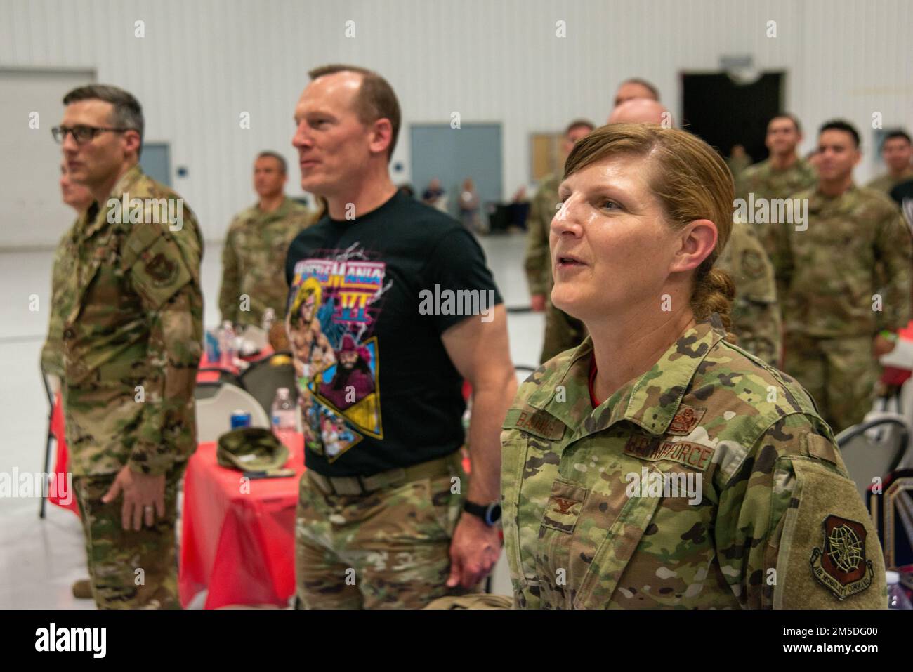 STATI UNITI Air Force col. Charity A. Banks, 6th Maintenance Group (MXG) Commander, e Brig. Il generale Darren R. Cole, comandante della mobilità aerea, direttore della logistica, dell'ingegneria e della protezione della forza, ha cantato la canzone dell'aeronautica durante il 2022 6th/927th Maintenance Group “Knucklebuster” alla base dell'aeronautica militare di MacDill, Florida, 4 marzo 2022. Il termine “knucklebuster” deriva dai fatti che i manutentori tornerebbero spesso a casa alla fine della giornata con le nocche schiacciate o schiacciate. Il tema dell’evento di quest’anno è stato il wrestling, in cui agli Airmen è stato permesso di vestirsi con camicie e maschere da wrestling. Foto Stock