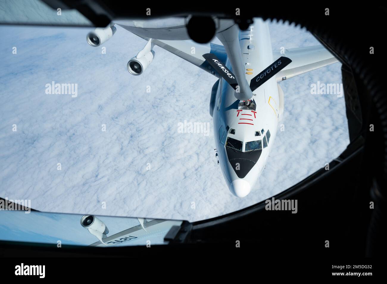 Una e-3 Sentry della 961st Airborne Air Control Squadron, Kadena Air base, Giappone, riceve carburante da un KC-135 Stratotanker assegnato alla 117th Air Refuelling Squadron, Forbes Field Air National Guard base, Kansas, sulla regione di Indo-Pacifico, 4 marzo 2022. Dotato del sistema di allarme e controllo aereo, il 961st AACS è uno squadrone e-3 pronto per il combattimento che fornisce informazioni di comando e controllo aereo, sorveglianza a lungo raggio, rilevamento e identificazione per i comandanti a supporto di un indomorifico libero e aperto. Foto Stock