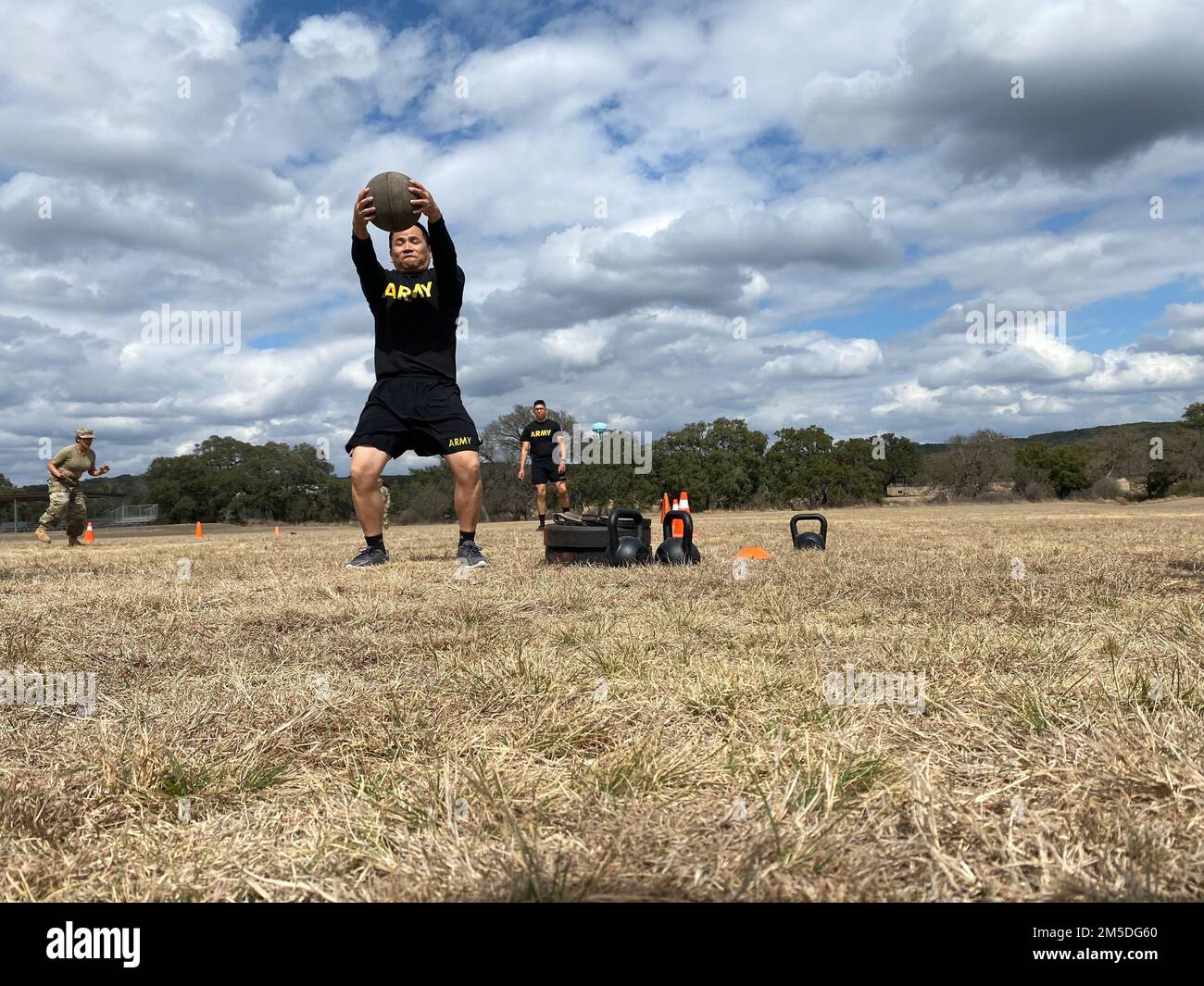 STATI UNITI Riserva dell'esercito SPC. Budhakamal Waiba, 273rd ICW, pratica il tiro di potere permanente a Camp Bullis, Texas, 4 marzo 2022. Il tiro di potenza in piedi è un evento nell'Army Combat Fitness Test. Foto Stock