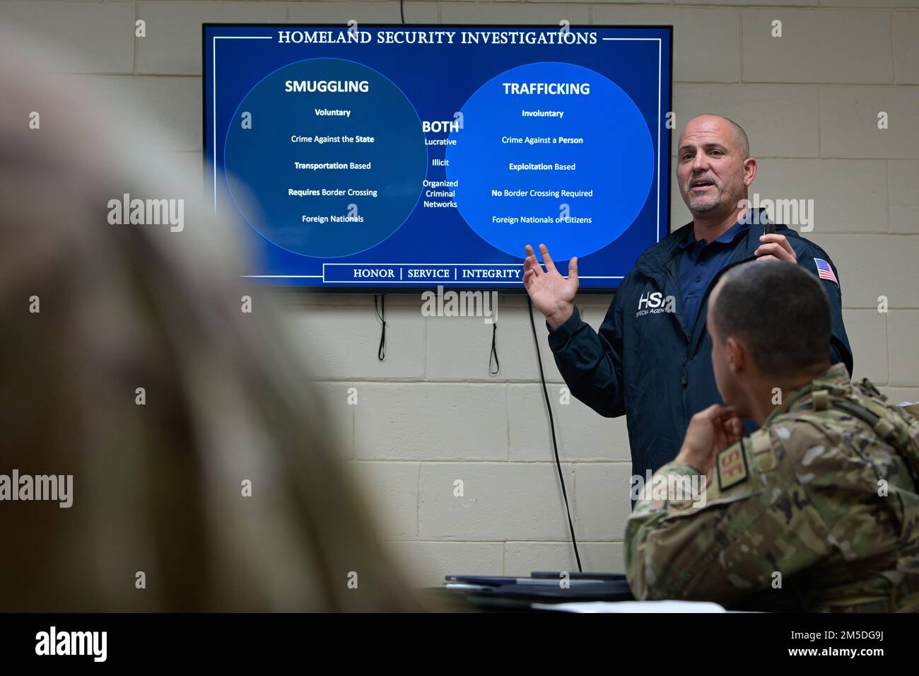L'agente speciale Milton Miranda, con Homeland Security Investigations, ha briefing gli Airmen con lo Squadrone delle forze di sicurezza 156th, presso la base della Guardia Nazionale aerea di Muñiz, Carolina, Porto Rico, 4 marzo 2022. Miranda ha parlato della tratta di esseri umani e delle indagini di contrabbando nei Caraibi e negli Stati Uniti, mostrando al contempo indicatori comuni per identificare questi crimini. Foto Stock