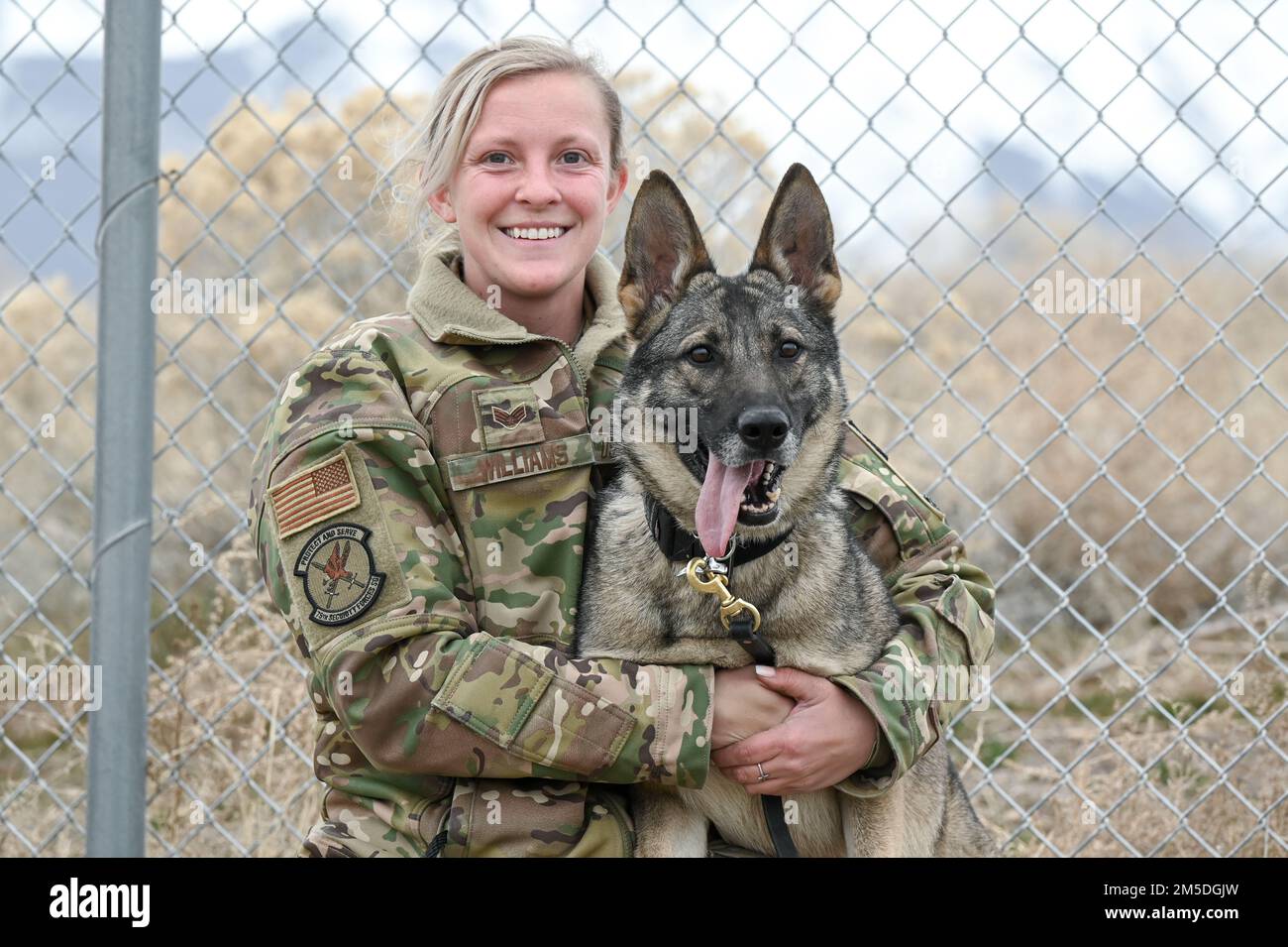 L'anziano Airman Amelia Williams, 75th forze di sicurezza, si pone con il suo cane militare di lavoro, Artyi, 4 marzo 2022, alla base dell'aeronautica militare di Hill, Utah. Artyi, un cane di rilevamento esplosivo di pattuglia, è una nuova aggiunta al canile K-9 di Hill, essendo recentemente arrivato dal programma di lavoro militare cane presso la Joint base di San Antonio-Lackland, Texas. Foto Stock