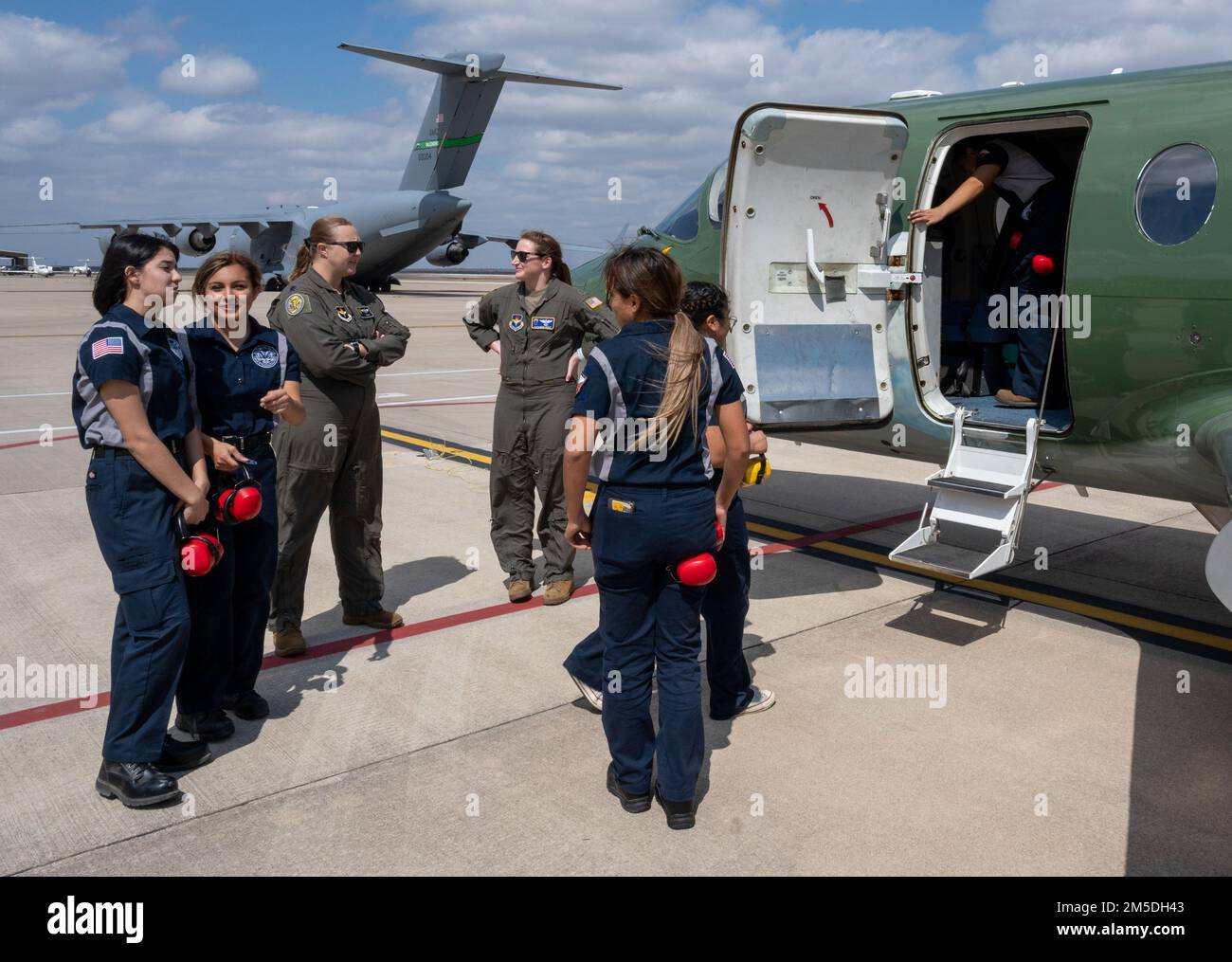 Gli studenti del San Felipe del Rio Consolidated Independent School District imparano a conoscere una T-1 Jayhawk il 4 marzo 2022 alla base dell'aeronautica militare di Laughlin, Texas. Gli studenti visitarono Laughlin e parlarono con i piloti per conoscere la missione di Laughlin. Foto Stock