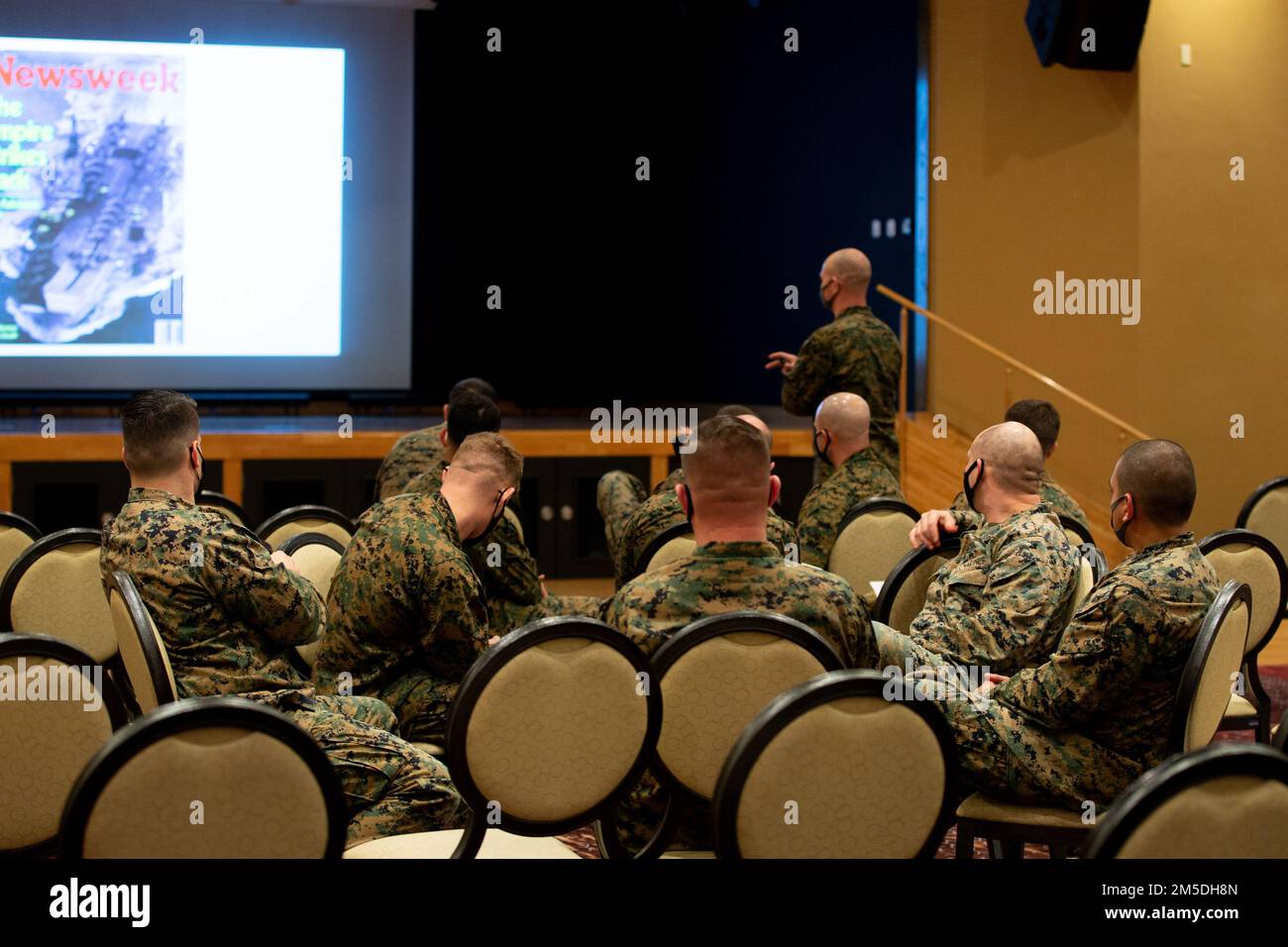 STATI UNITI Marines with Combat Logistics Regiment 37, 3rd Marine Logistics Group, partecipa a una lezione di formazione militare professionale sulla guerra delle Falklands a Camp Kinser, Okinawa, Giappone, 4 marzo 2022. Le classi PME offrono a Marines l'opportunità di discutere i principi della lotta alla guerra e rafforzare le basi della conoscenza militare. Foto Stock