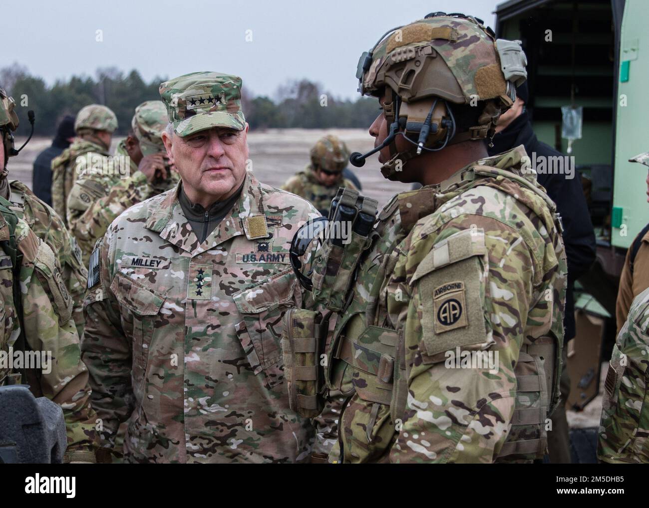 Il generale Mark Milley, presidente dei Capi di Stato maggiore, parla con un paracadutista assegnato alla 82nd Divisione Airborne durante una visita a Nowa Deba, Polonia, 4 marzo 2022. Il Gen. Milley stava visitando i Paracadutisti del 82nd Abn. Div Che sono schierati per assicurare i nostri alleati fornendo una serie di capacità uniche e conducendo una vasta gamma di missioni che sono scalabili e adattabili ai requisiti della missione. Foto Stock