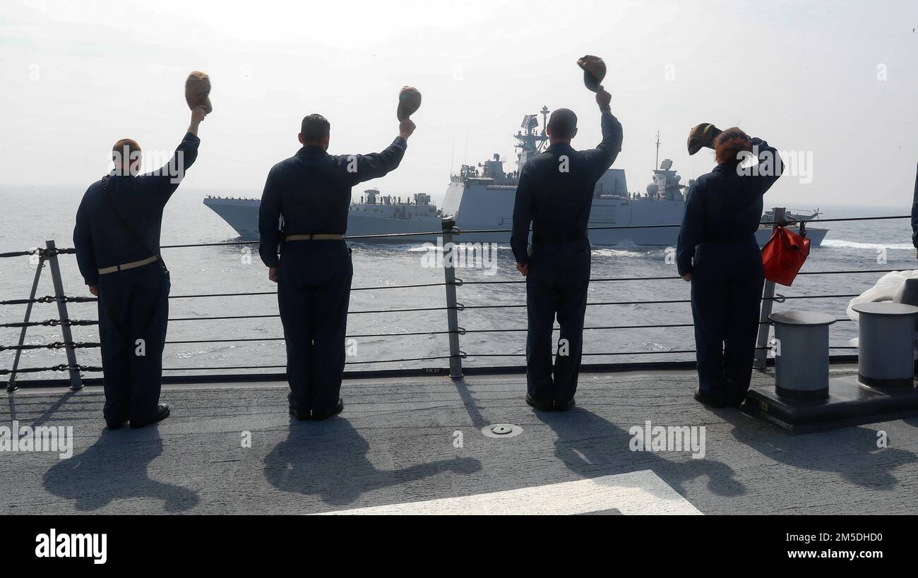 OCEANO INDIANO (3 marzo 2022) i marinai si lanciano al cacciatorpediniere Rajput INS Ranvir (D54) dal foc'sle del cacciatorpediniere missilistico guidato di classe Burke Arleigh USS Fitzgerald (DDG 62) al termine dell’esercizio Milano 2022 Esercizio Milano 2022 è un esercizio multilaterale ospitato dalla Marina indiana biennale a cui gli Stati Uniti partecipano per la prima volta. L’esercizio di quest’anno è incentrato sul miglioramento dell’interazione professionale tra le marine professionali e sull’acquisizione di esperienza nelle operazioni multilaterali di grande forza in mare. Foto Stock