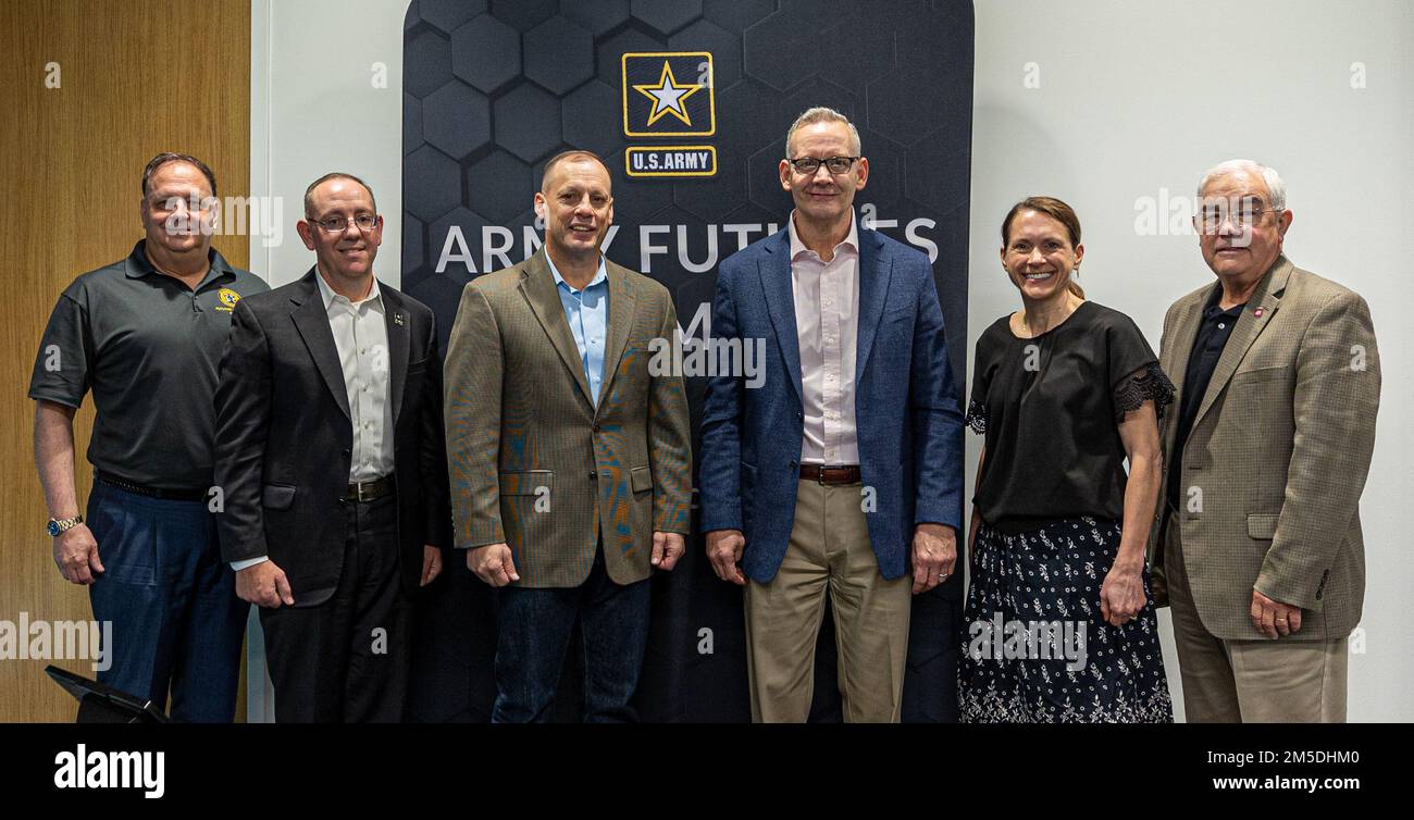 I leader dell'esercito dell'AFC e delle unità mediche dell'esercito posano per una foto di gruppo il 4 marzo 2022 presso la sede centrale dell'AFC, Austin, Texas. I leader si sono riuniti per la firma del concetto di comando dei futures dell'esercito per il Medical 2028. Il concetto di comando dei futures dell'esercito per il settore medico 2028 descrive le modifiche apportate a cosa e come il sistema sanitario dell'esercito consentirà e sosterrà le operazioni multidominio contro i concorrenti peer e near-peer nel periodo di tempo del 2028. Foto Stock