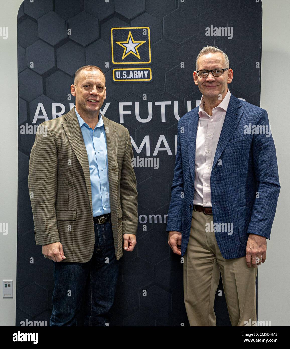 Gen. Scott McKean, a destra, vicecomandante generale, Stati Uniti Comando e direttore di Army Futures, Futures and Concepts Center e il generale Dennis LeMaster, generale comandante, United S Army Medical Center of Excellence, posa per una foto il 4 marzo 2022 presso la sede centrale dell'AFC, Austin, Texas. McKean ha firmato l'Army Futures Command Concept for Medical 2028 con l'AFC e i leader medici dell'Armata in presenza. Il concetto di comando dei futures dell'esercito per il settore medico 2028 descrive le modifiche apportate a cosa e come il sistema sanitario dell'esercito consentirà e sosterrà operazioni multidominio contro i concorrenti peer e near-peer negli anni '2 Foto Stock