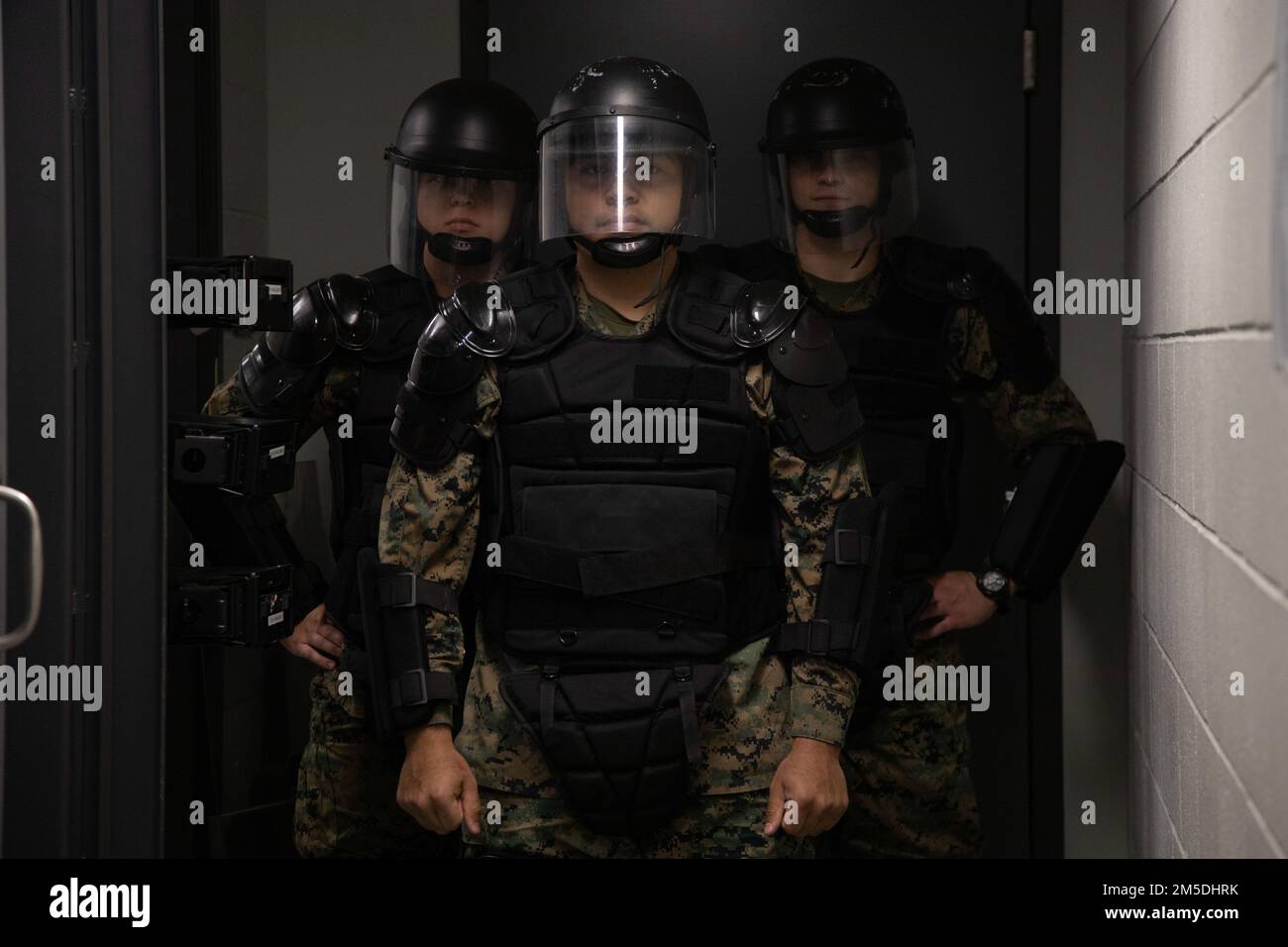 STATI UNITI Marines (da sinistra a destra) CPL. Elaina Rocha-Arana, Lance CPL. Eddie Martinez, Lance CPL. Patric Green, specialisti della correzione, Provost Marshal’s Office, Marine Corps Air Station (MCAS) Yuma, si trovano a condurre una estrazione di cellule di forza fittizia su un prigioniero aggressivo su MCAS Yuma, Arizona, 4 marzo 2022. La responsabilità di Marines in questa specialità professionale militare è di mantenere il controllo e la custodia di tutti i prigionieri, questo include avere la maturità emotiva per essere equi, fermo, e l'uso di trattamento umano stabilito da regolamenti e procedure. Foto Stock