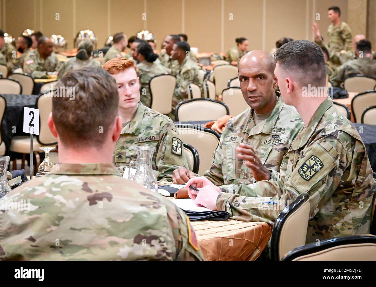 Gary Brito, Vice Capo dello Stato maggiore del 49th G-1, prende posto per parlare con i cadetti della Reserve Officer Training Corp durante il 2022° Simposio leader Professional Development tenutosi a Fort Jackson, S.C., 4 marzo 2022. Foto Stock