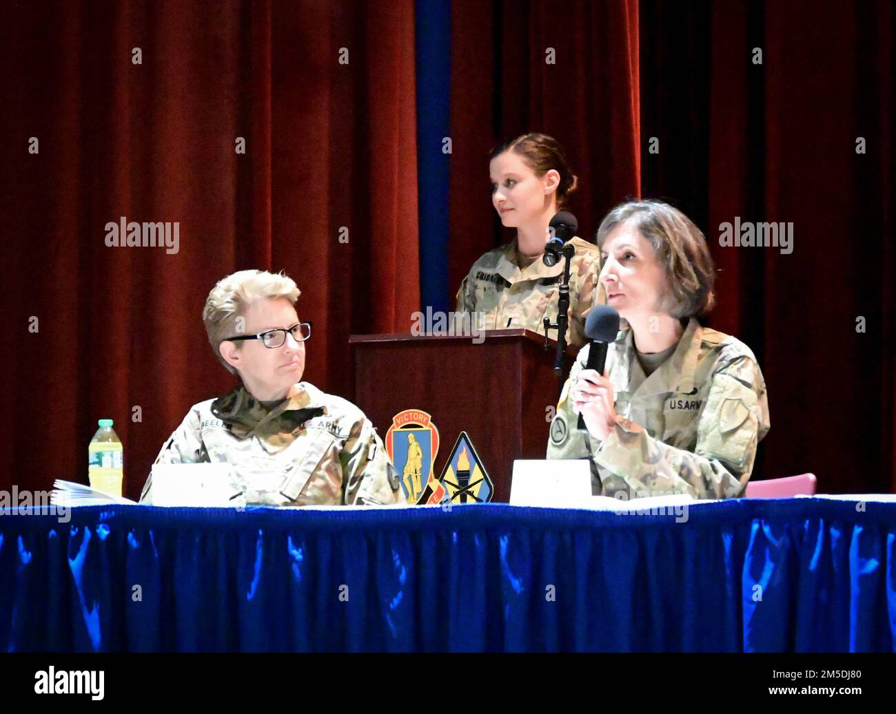 Il Gen. Kate Leahy, Vice Capo dello Stato maggiore G-2, a destra, risponde a una domanda dei cadetti del corpo di formazione degli ufficiali di riserva durante una discussione aperta durante il Simposio di sviluppo professionale dei leader del 2022 tenutosi a Fort Jackson, S.C., 4 marzo 2022. Brig. Christine Beeler, comandante generale del comando di contrattazione dell'esercito, ha lasciato, ascolta prima di darle il seguito alla domanda posta. Foto Stock