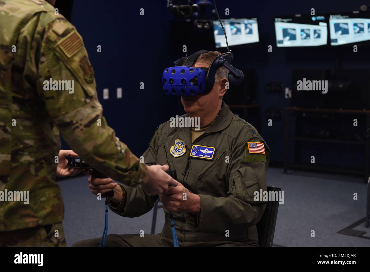 Il generale Mike Minihan, comandante del comando della mobilità aerea, riceve una dimostrazione istruttiva del laboratorio di realtà virtuale alla base dell'aeronautica militare di Dyess, Texas, il 4 marzo 2022. Il laboratorio di realtà virtuale fa parte del contributo della 317th Airlift Wing all'iniziativa di innovazione dell'Air Force, migliorando le capacità di formazione in realtà virtuale per le comunità di manutenzione degli aeromobili. Foto Stock