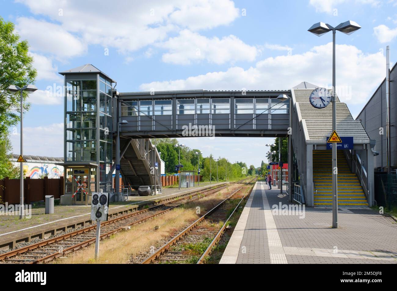 Ponte per la piattaforma della stazione, Ahaus, Münsterland, Renania settentrionale-Vestfalia, Germania, Europa Foto Stock