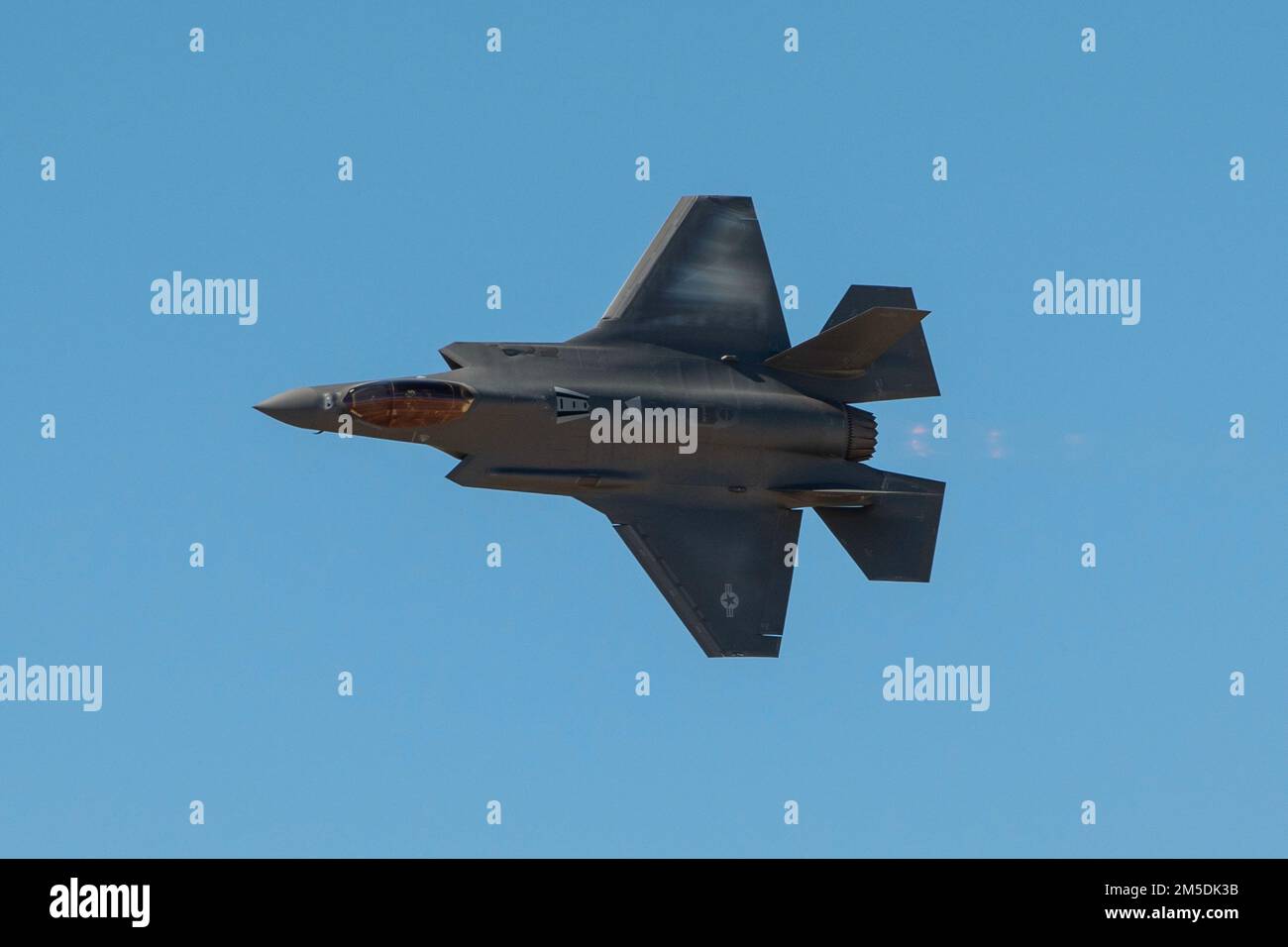 STATI UNITI Kristin “Beo” Wolfe, F-35A pilota e comandante della squadra dimostrativa Lightning II, vola durante l'Heritage Flight Training Course presso la base dell'aeronautica militare Davis-Monthan, Arizona, 6 marzo 2022. Nel corso dell'evento, i piloti civili di uccelli da guerra e gli attuali piloti dimostrativi dell'aeronautica militare si sono formati insieme in preparazione della stagione 2022 dello spettacolo aereo. Foto Stock