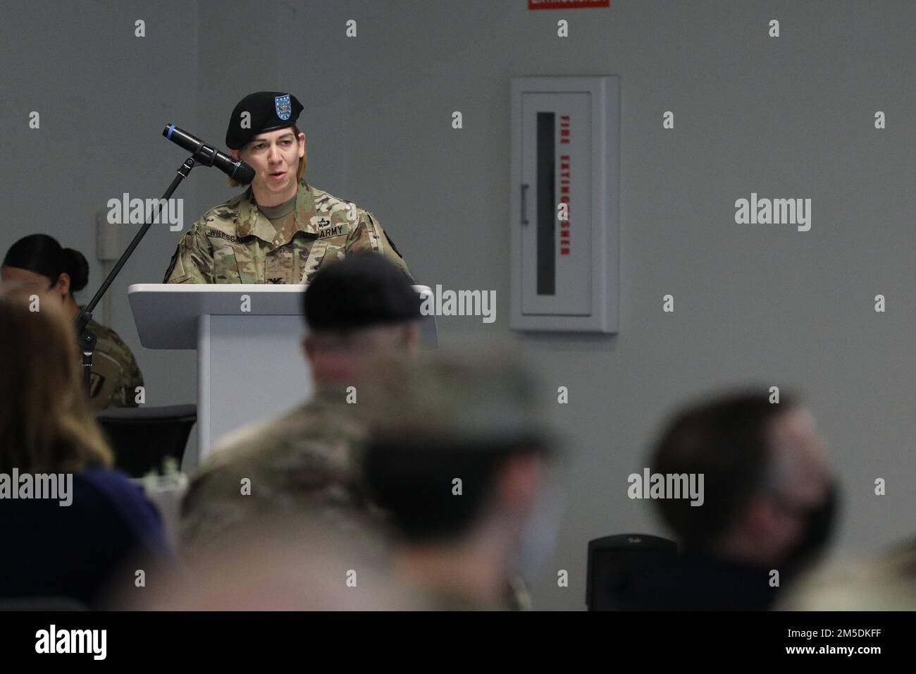 La Headquarters and Headquarters Company, 1st Theater Signal Brigade ha tenuto una cerimonia di cambiamento di comando il 4 marzo 2022, a Camp Humphreys, Corea del Sud. Matthew P. Grout passò la responsabilità di guidare l'HHC al Capt. Ryan S. Robinson. Foto Stock