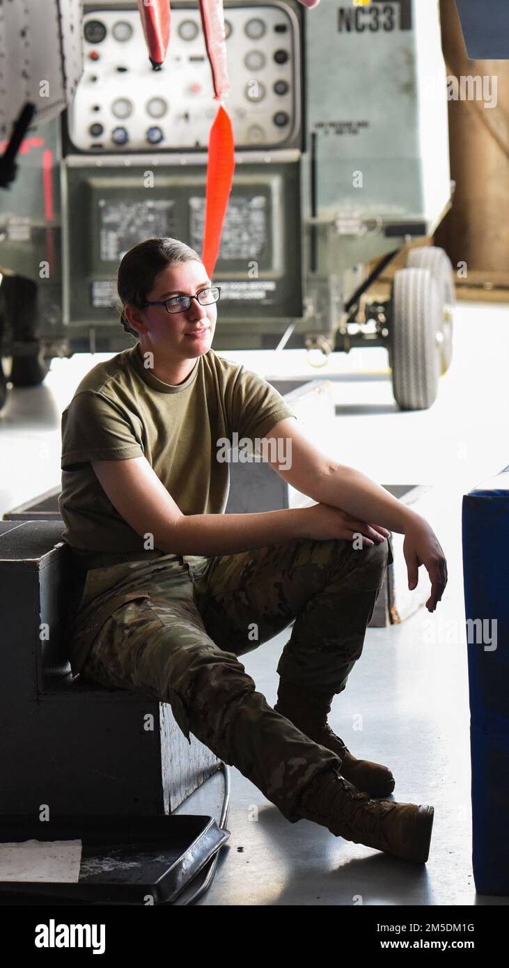 Airman Ashlyn Anderson, uno studente del corso di formazione 362nd Squadron A-10 Crew Chief Apprendista della California, prende una pausa durante la formazione presso la base dell'aeronautica militare di Sheppard, Texas, 4 marzo 2022. Anderson e i suoi compagni di classe stavano imparando a mantenere la struttura d'urto dell'atterraggio principale di un A-10 Thunderbolt II La classe si trova nel blocco 6 del 7 e si diplomerà il 30 marzo. Foto Stock