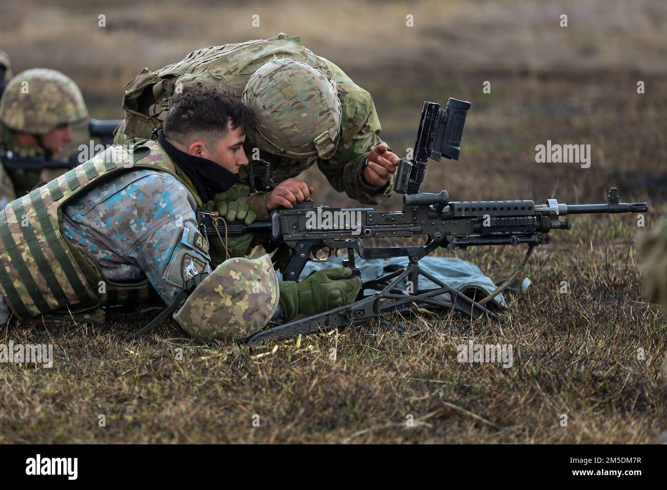 NEGLI STATI UNITI Militare Soldato assegnato a 2nd reggimento di cavalleria, dimostra una mitragliatrice da M240 nel corso di un esercizio di addestramento antincendio a armi combinate presso la Smardan Training Area il 4 marzo 2022. Il reggimento della cavalleria del 2nd è tra le altre unità assegnate al V Corps, il corpo americano schierato in Europa che lavora insieme agli alleati della NATO e ai partner di sicurezza regionale per fornire forze credibili dal combattimento; esegue esercitazioni formative congiunte, bilaterali e multinazionali; E fornisce il comando e il controllo delle unità di rotazione e assegnate nel teatro europeo. Il CALFEX rafforza i legami di amicizia tra gli Stati Uniti Foto Stock