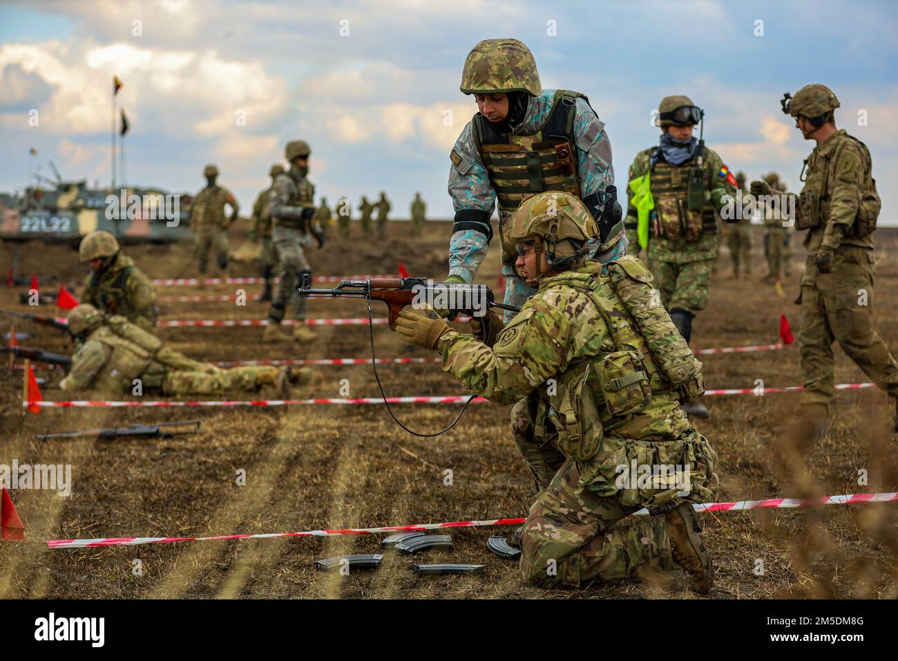 STATI UNITI I soldati dell'esercito e i soldati rumeni dimostrano le loro armi leggere durante un'esercitazione combinata di addestramento antincendio a armi vive presso la Smardan Training Area il 4 marzo 2022. 2nd il reggimento della cavalleria è tra le altre unità assegnate al V Corps, il corpo americano schierato in avanti in Europa che lavora insieme agli alleati della NATO e ai partner di sicurezza regionale per fornire forze credibili dal combattimento; esegue esercitazioni di formazione congiunte, bilaterali e multinazionali; E fornisce il comando e il controllo delle unità di rotazione e assegnate nel teatro europeo. Il CALFEX rafforza i legami di amicizia tra Stati Uniti e Romania Foto Stock