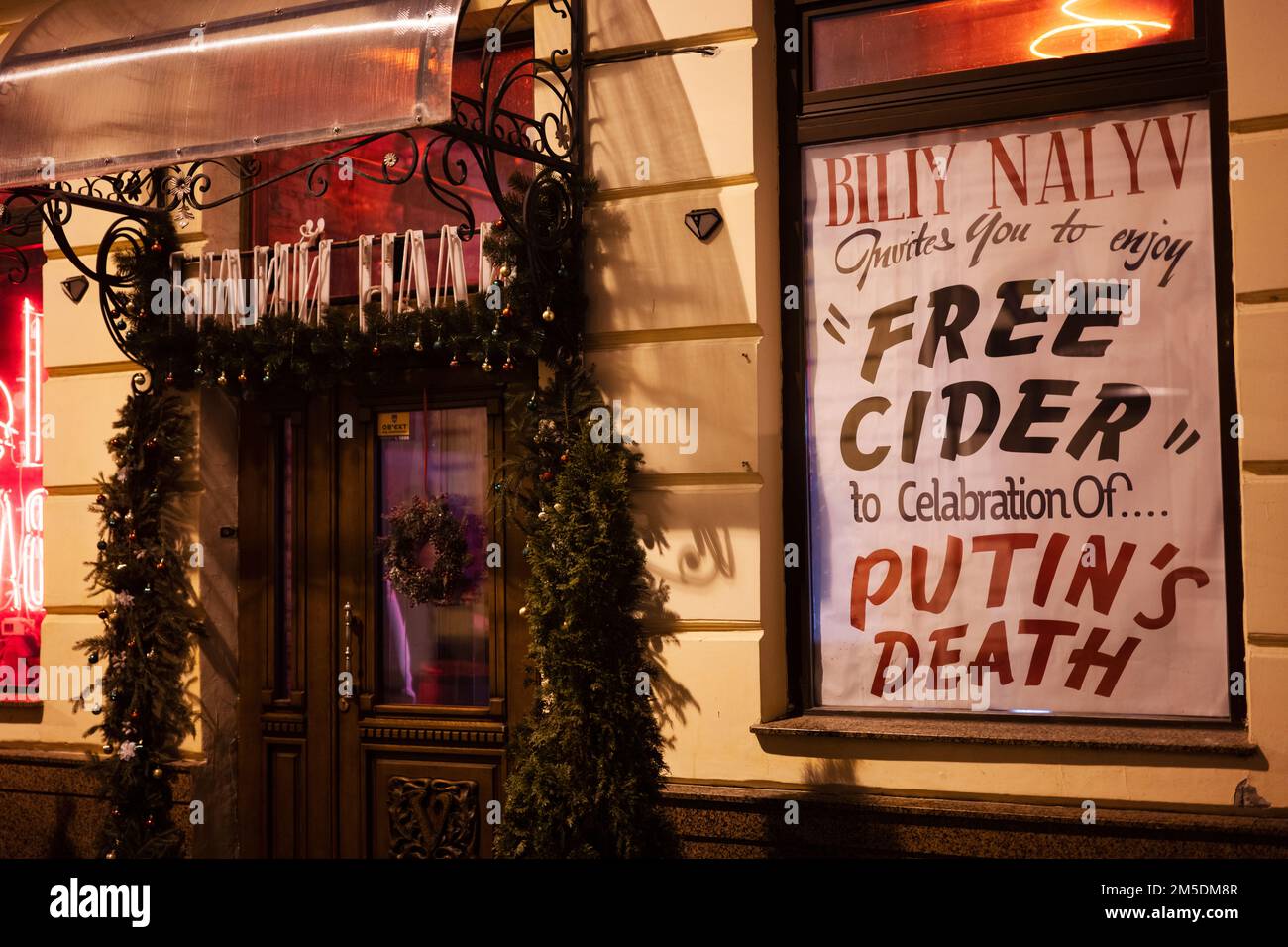 Ternopil, Ucraina - 24 dicembre 2022: Vi invita a godere del sidro libero per celebrare la morte di Putin. Foto Stock