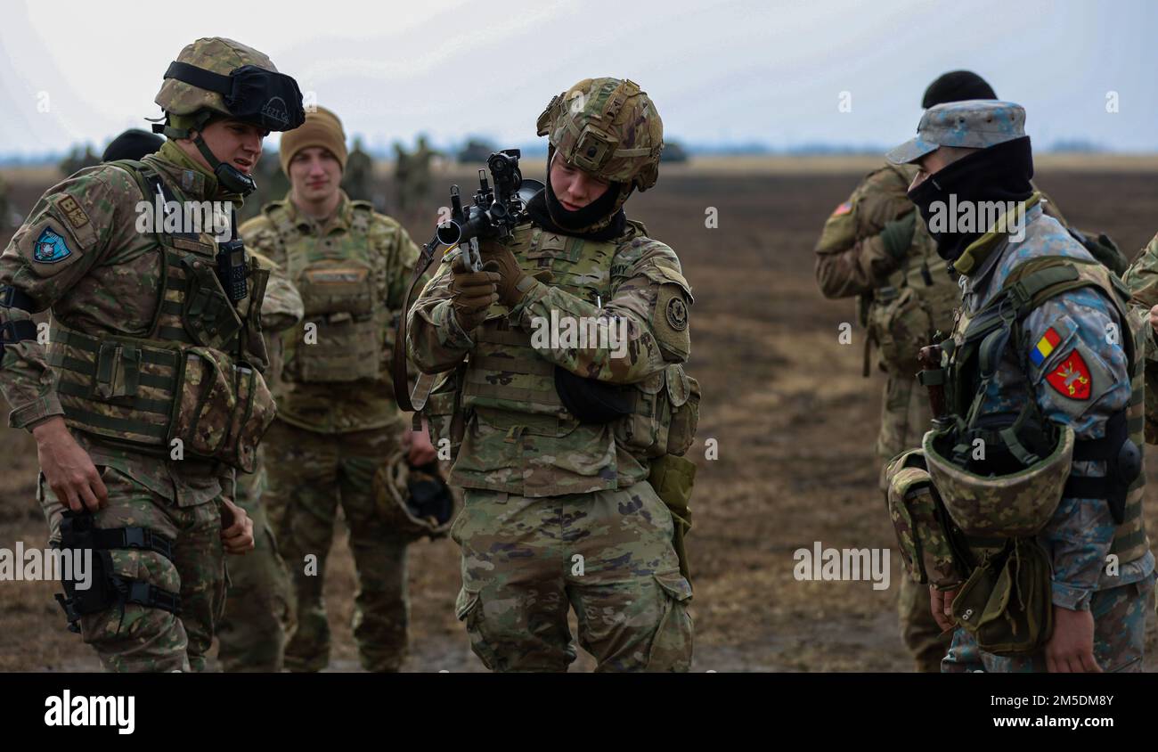 STATI UNITI Tristan Culler, assegnato alla “Ghost Troop” Second Squadron, 2nd Cavalry Regiment, esamina un GDR rumeno durante un esercizio combinato di addestramento al fuoco in diretta alle armi presso lo Smardan Training Area il 4 marzo 2022. 2nd Cavalry Squadron lavora nell'ambito di competenza del V corpo. In qualità di Forward Deployed Corps in Europa, il V Corps lavora insieme agli alleati della NATO e ai partner della sicurezza regionale per fornire forze pronte per il combattimento, eseguire esercizi di formazione congiunti e multinazionali e mantenere il comando e il controllo di tutte le unità rotazionali e assegnate nel teatro europeo. Il CALFEX rafforza Foto Stock