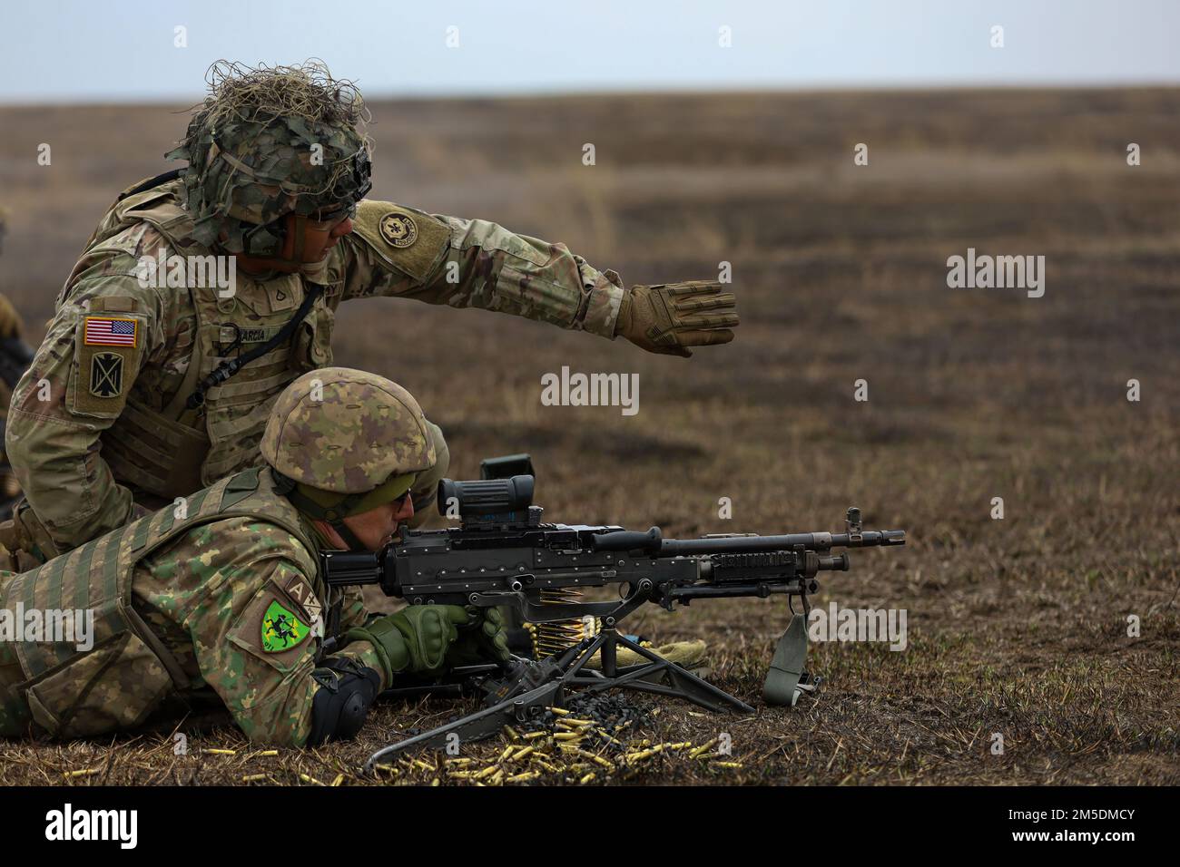 NEGLI STATI UNITI Army Soldier, 2nd Cavallry Regiment, dimostra una mitragliatrice da M240 nel corso di un esercizio di addestramento antincendio a armi combinate presso la Smardan Training Area il 4 marzo 2022. 2nd Cavalry Squadron lavora nell'ambito di competenza del V corpo. In qualità di Forward Deployed Corps in Europa, il V Corps lavora insieme agli alleati della NATO e ai partner della sicurezza regionale per fornire forze pronte per il combattimento, eseguire esercizi di formazione congiunti e multinazionali e mantenere il comando e il controllo di tutte le unità rotazionali e assegnate nel teatro europeo. Il CALFEX rafforza i legami di amicizia tra gli Stati Uniti e il rumeno Foto Stock