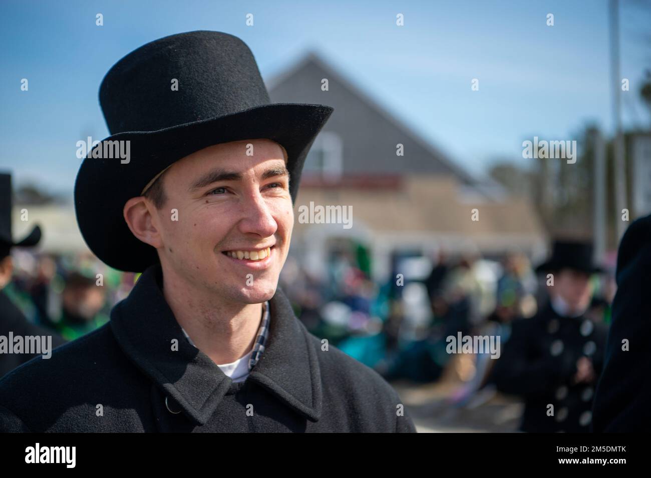 YARMOUTH, Massachusetts. (5 marzo 2022) Airman Paul Stickney, da San Francisco, marches durante Cape Cod's St Parata del giorno di Patrick. USS Constitution, è la nave da guerra commissionata più antica del mondo, e ha giocato un ruolo cruciale nelle guerre barbariche e nella guerra del 1812, difendendo attivamente le vie marittime dal 1797 al 1855. Durante le normali operazioni, i marinai a servizio attivo di stanza a bordo della USS Constitution offrono tour gratuiti e visite pubbliche a più di 600.000 persone all'anno, poiché sostengono la missione della nave di promuovere la storia e il patrimonio marittimo della Marina e di sensibilizzare l'opinione pubblica sull'importazione Foto Stock