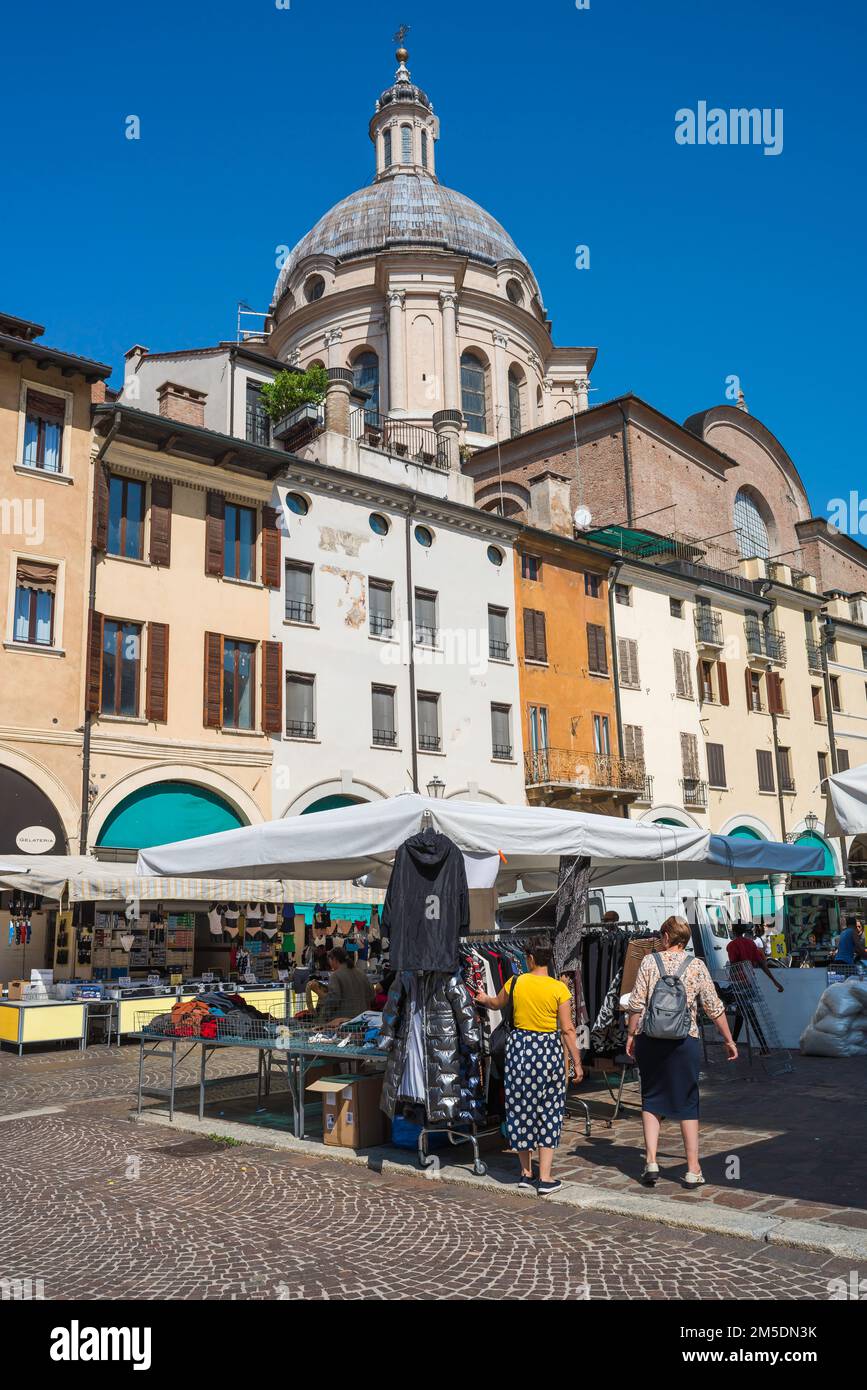 Mercato italiano, vista in estate del trafficato mercato mattutino situato in Piazza delle Erbe, nella suggestiva città rinascimentale di Mantova (Mantova) Foto Stock