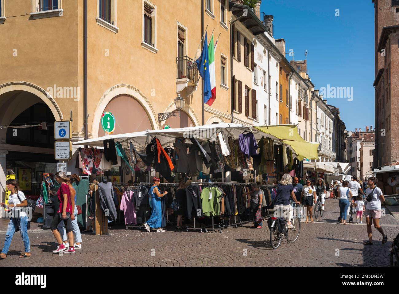 Mercato Italia, vista in estate dell'affollato mercato mattutino situato in Piazza delle Erbe, nella suggestiva città rinascimentale di Mantova (Mantova) Foto Stock