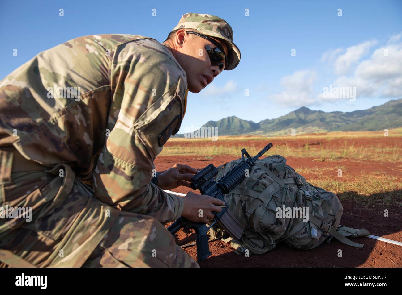 La Guardia Nazionale dell'Esercito delle Hawaii (HIARNG) Soldier Sgt. Fred M. Lino Jr., un piccolo riparatore di armi e artiglieria, assegnato a Echo Troop, Forward Support Company (FSC), 227th Brigade Engineer Battalion (BEB), regola l'ottica di combattimento stretto (CCO) per la qualificazione delle armi individuali (IWQ), Schofield Barracks, Hawaii, 5 marzo 2022. L'IWQ è uno dei tanti eventi del Concorso migliore guerriero (BWC) per testare le abilità dei soldati. Foto Stock