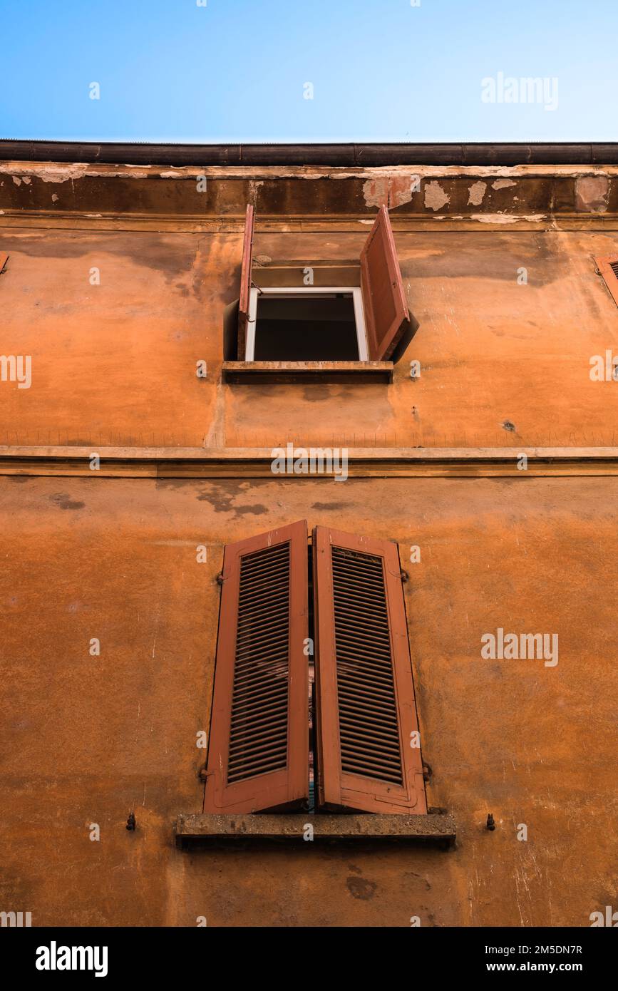 Serramenti in Italia, vista di un edificio colorato con persiane arancioni nel suggestivo centro storico di Mantova (Mantova), Lombardia, Italia Foto Stock